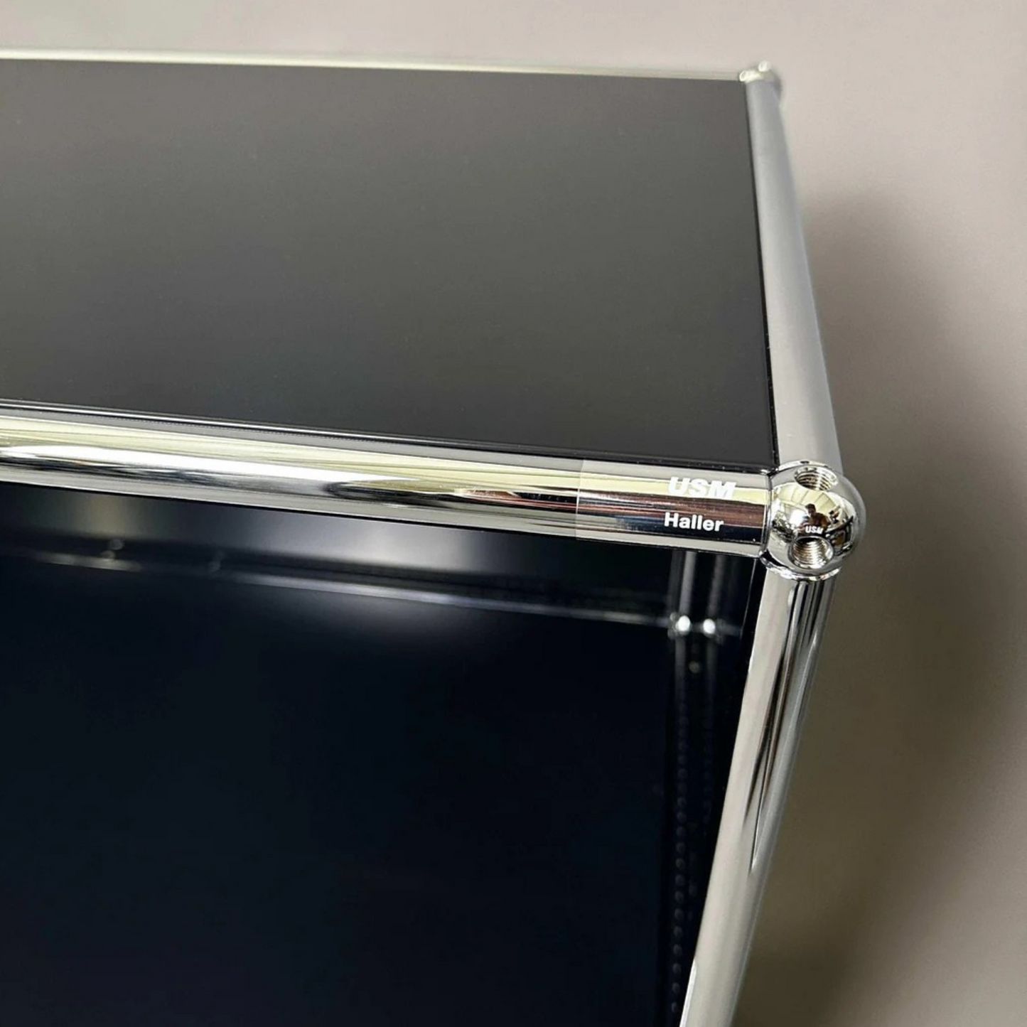 USM Haller Sideboard in Graphitschwarz mit 2x2 Fächern und zwei Klappen, moderner Stauraum mit Metallrahmen