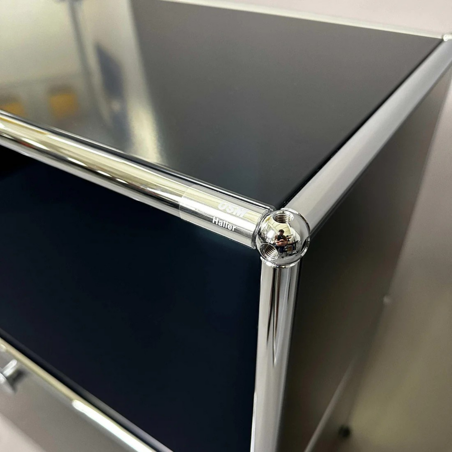 USM Haller Sideboard schwarz mit chromfarbenen Verbindern und glänzender Oberfläche