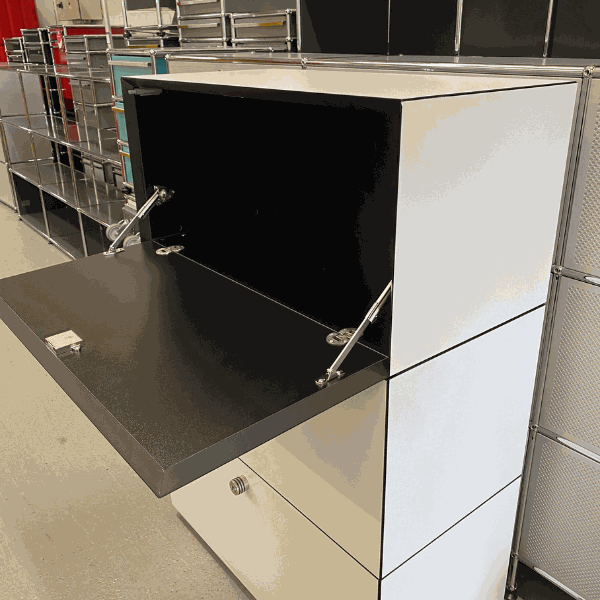 Dobergo Sideboard 3OH with white exterior, black fold-down door, and metal hinges, measuring 118x80x42cm.