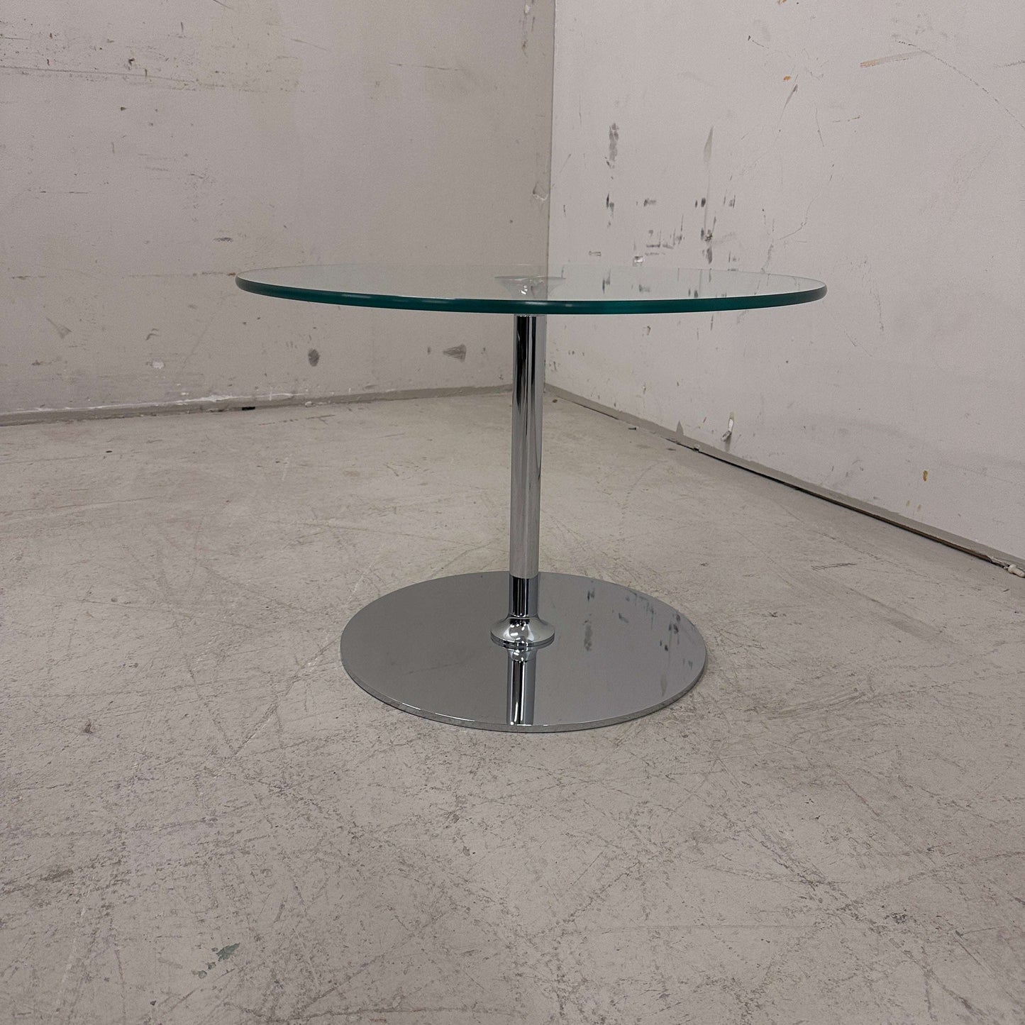 Draenert Beistelltisch mit Glasplatte Ø70cm und Chromgestell, 50cm hoch