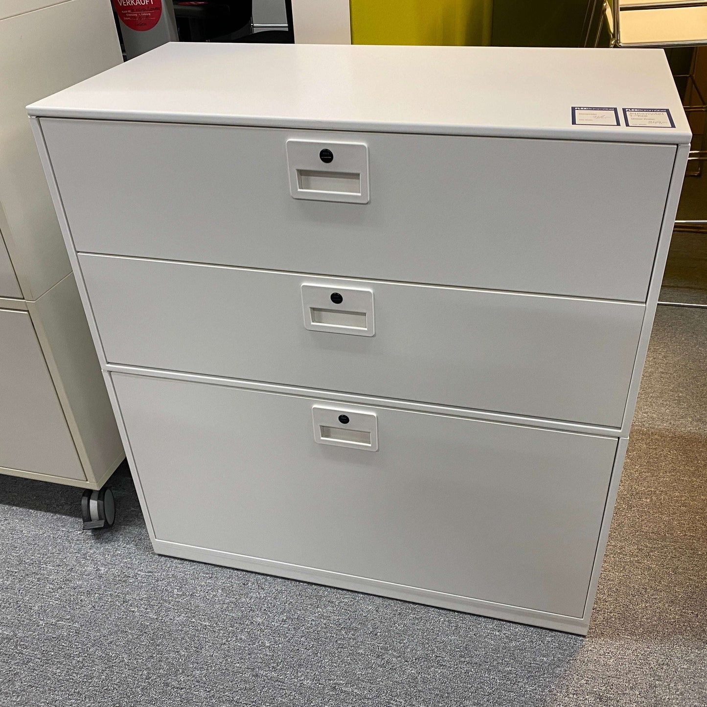 White metal Dynamobel sideboard with three drawers and recessed handles, 80x85x40cm size
