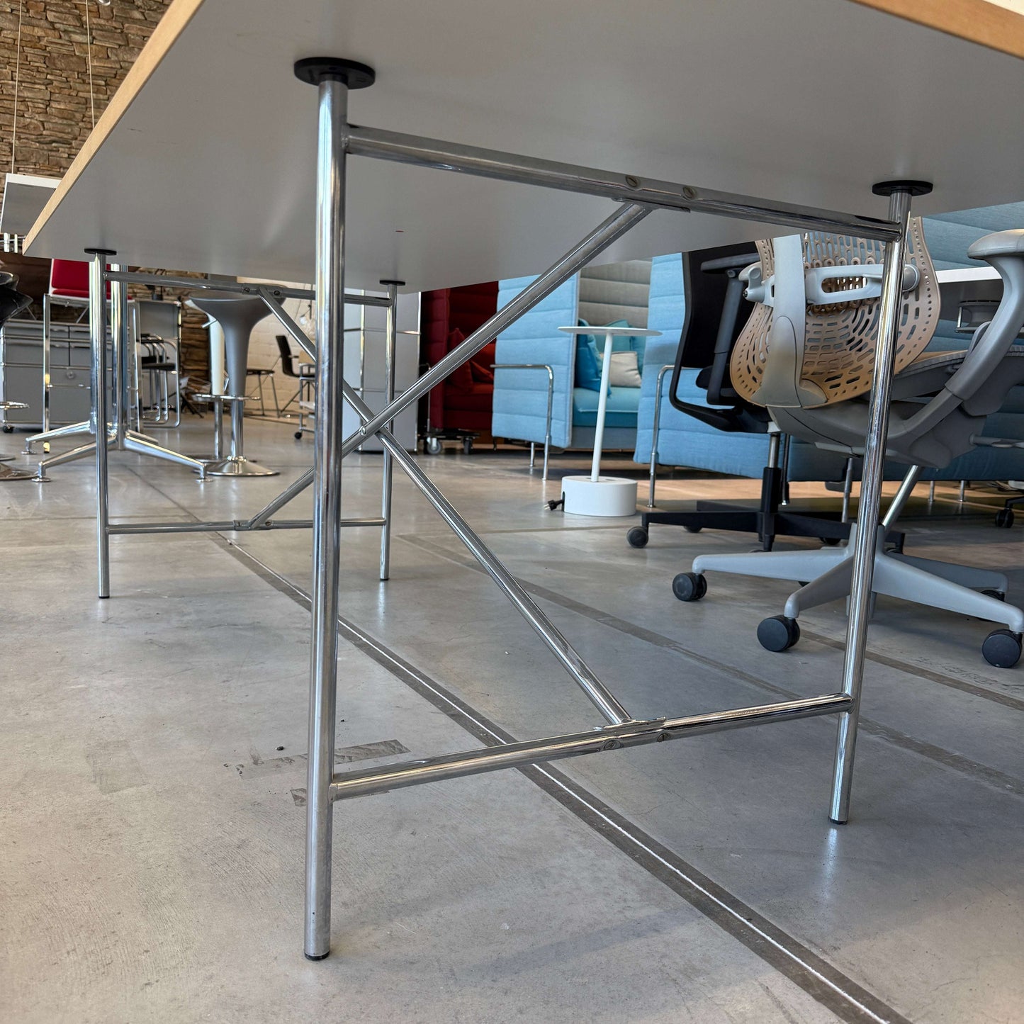 Eiermann Schreibtisch mit 185x83 cm Tischplatte und chromfarbenem Kreuzgestell unter der Tischplatte