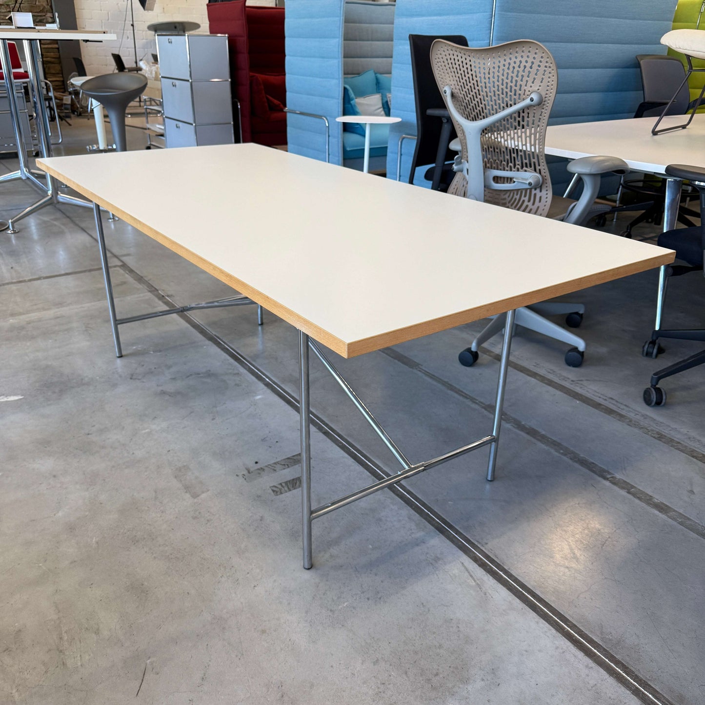 Eiermann Schreibtisch 185x83cm mit weißer Platte und chromgestell Kreuz mittig in Büroumgebung