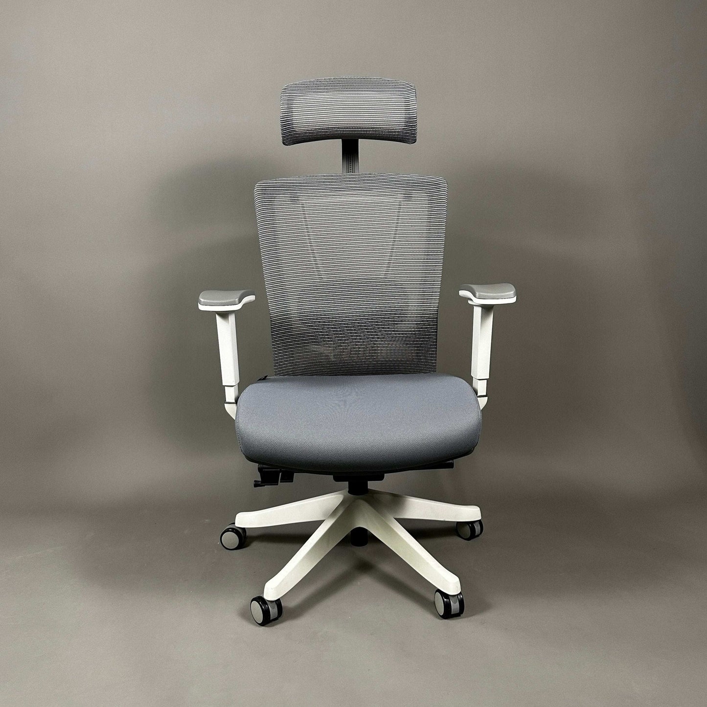 Ergonomischer Bürostuhl in weißem Aluminiumgestell mit grauem Stoffsitz und grauer Mesh-Rückenlehne mit Kopfstütze.