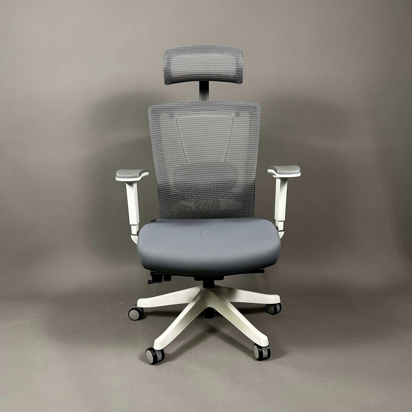 Ergonomischer Bürostuhl in weißem Aluminiumgestell mit grauem Stoffsitz und grauer Mesh-Rückenlehne mit Kopfstütze.