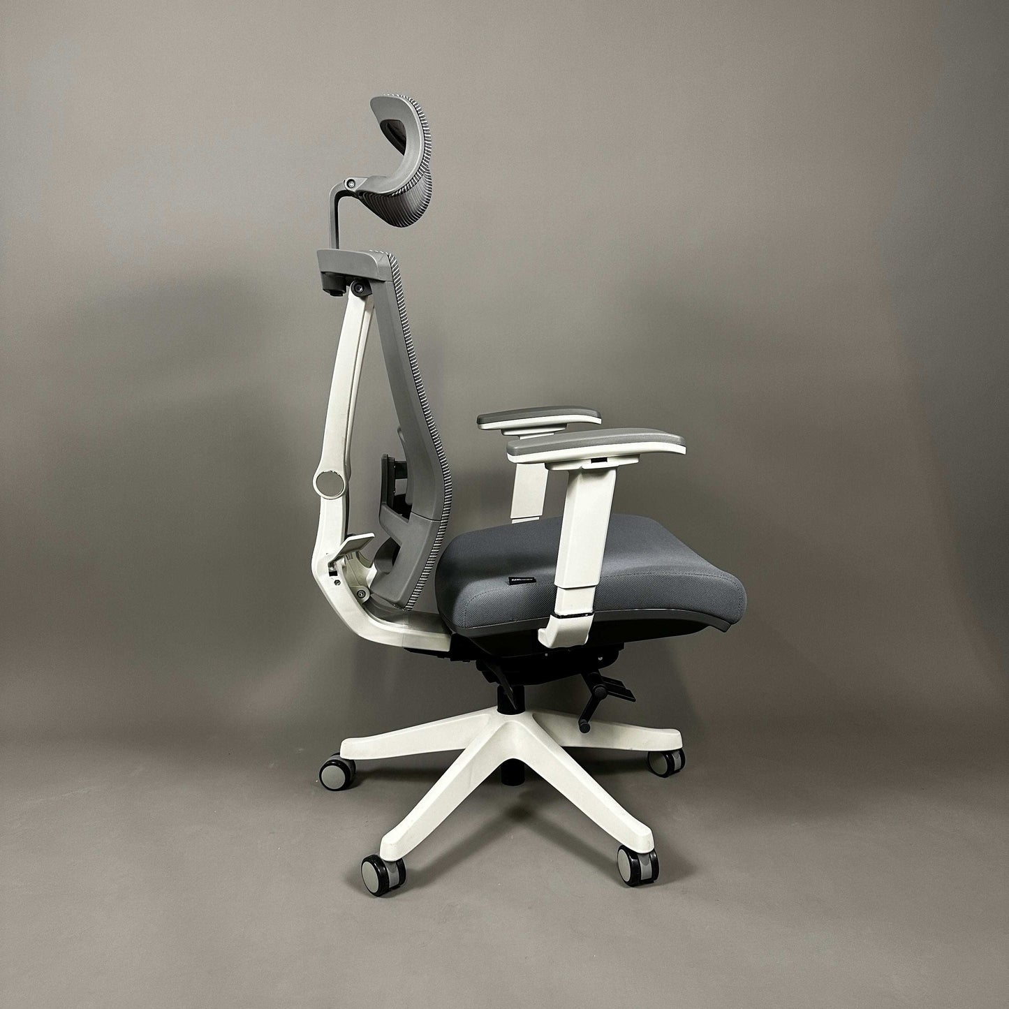Ergonomic office chair Ergo1 in white and gray with adjustable headrest, 4D armrests, and mesh backrest.