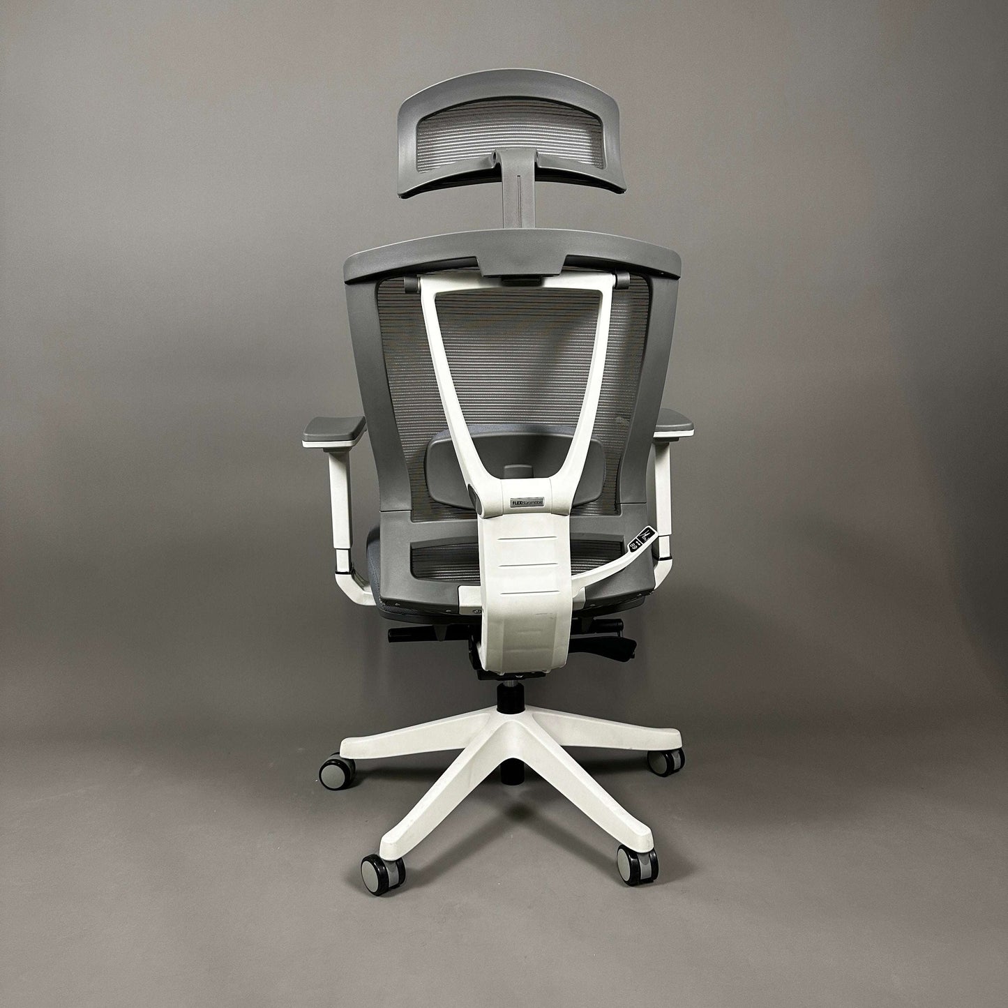 Ergonomischer weiß-grauer Bürostuhl mit verstellbarer Lordosenstütze, 4D-Armlehnen und Mesh-Rückenlehne.