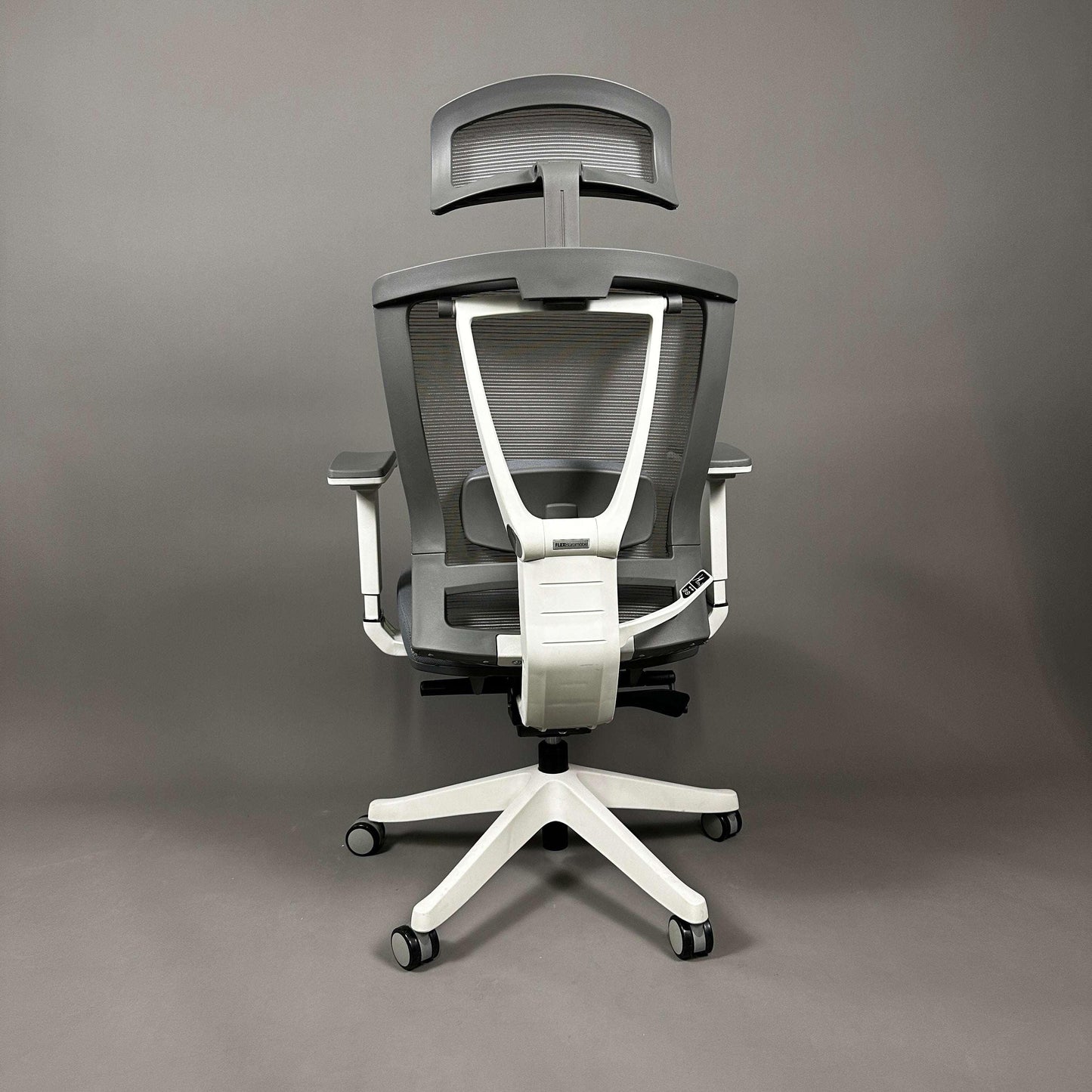 Ergonomischer weiß-grauer Bürostuhl mit verstellbarer Lordosenstütze, 4D-Armlehnen und Mesh-Rückenlehne.