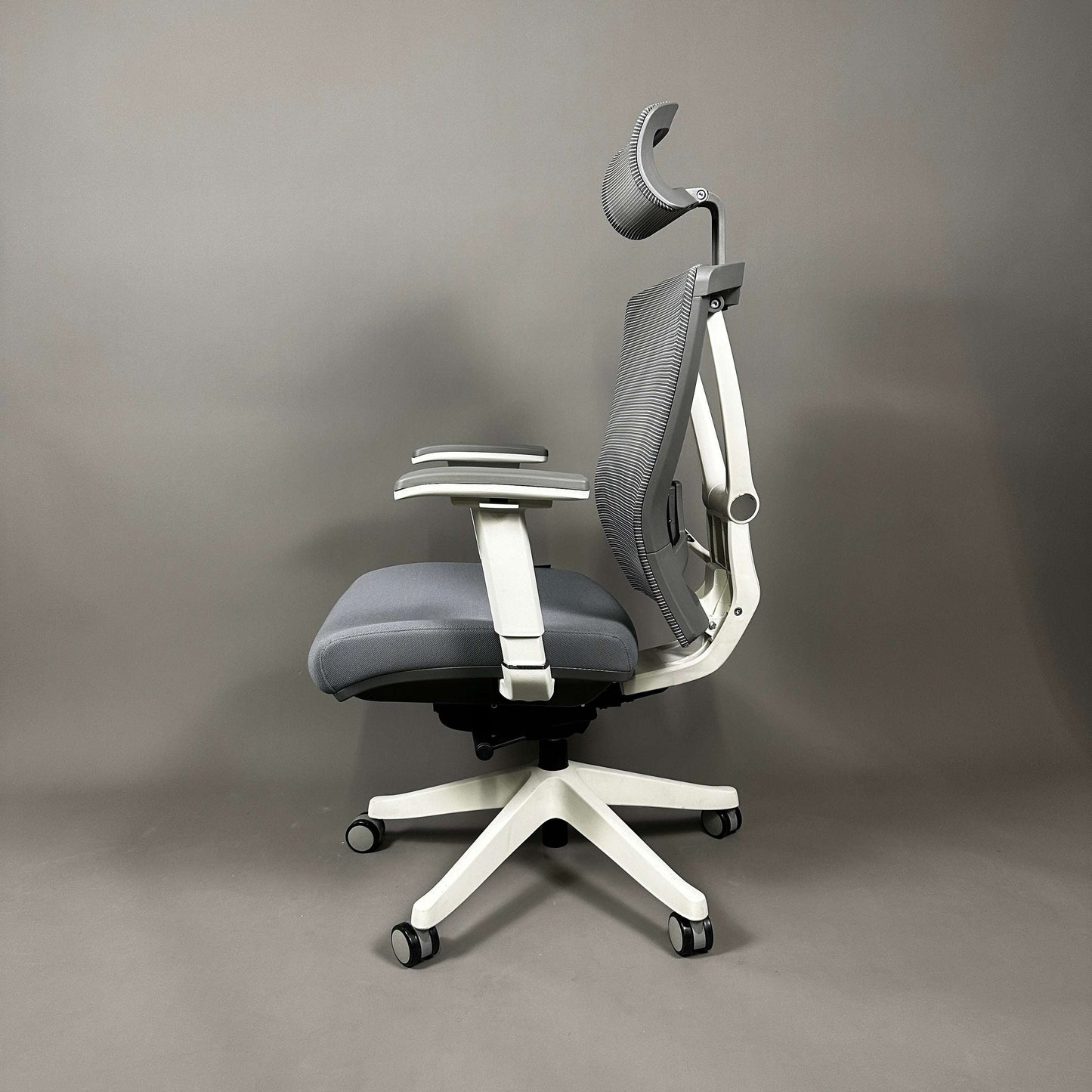 Ergonomic office chair Ergo1 in white and gray with adjustable lumbar support, 4D armrests, mesh backrest, and headrest.
