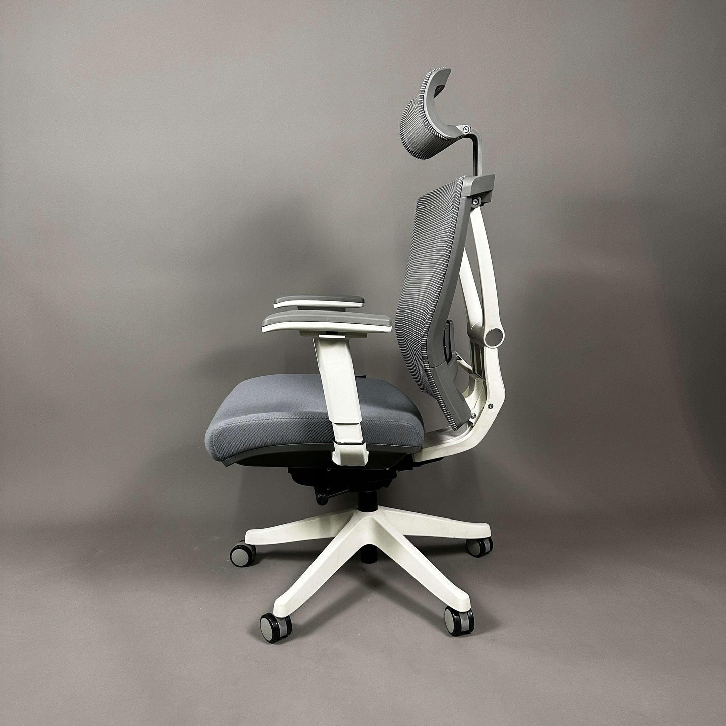 Ergonomic office chair Ergo1 in white and gray with adjustable lumbar support, 4D armrests, mesh backrest, and headrest.