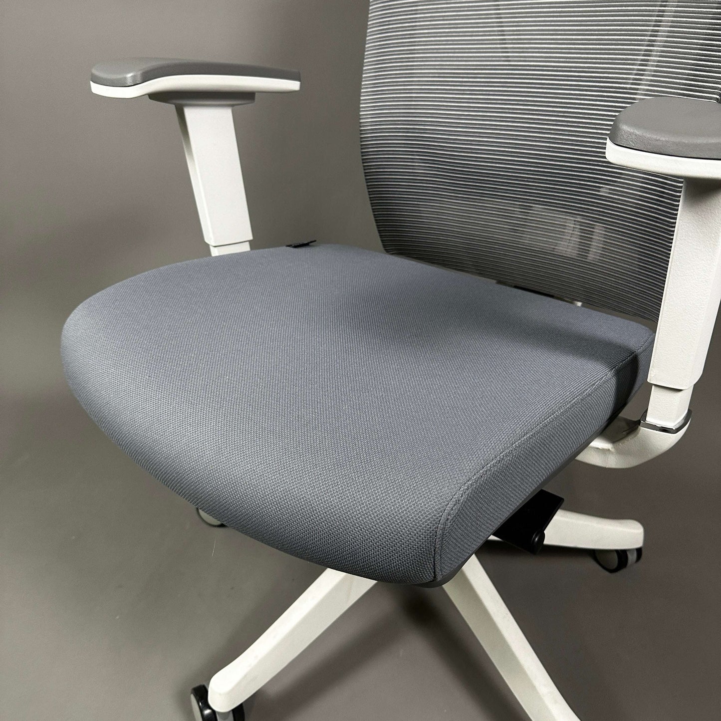 Ergonomischer Bürostuhl Ergo1 in weißem Aluminiumrahmen mit grauem Stoffsitz und Mesh-Rückenlehne, verstellbaren Armlehnen und Kopfstütze