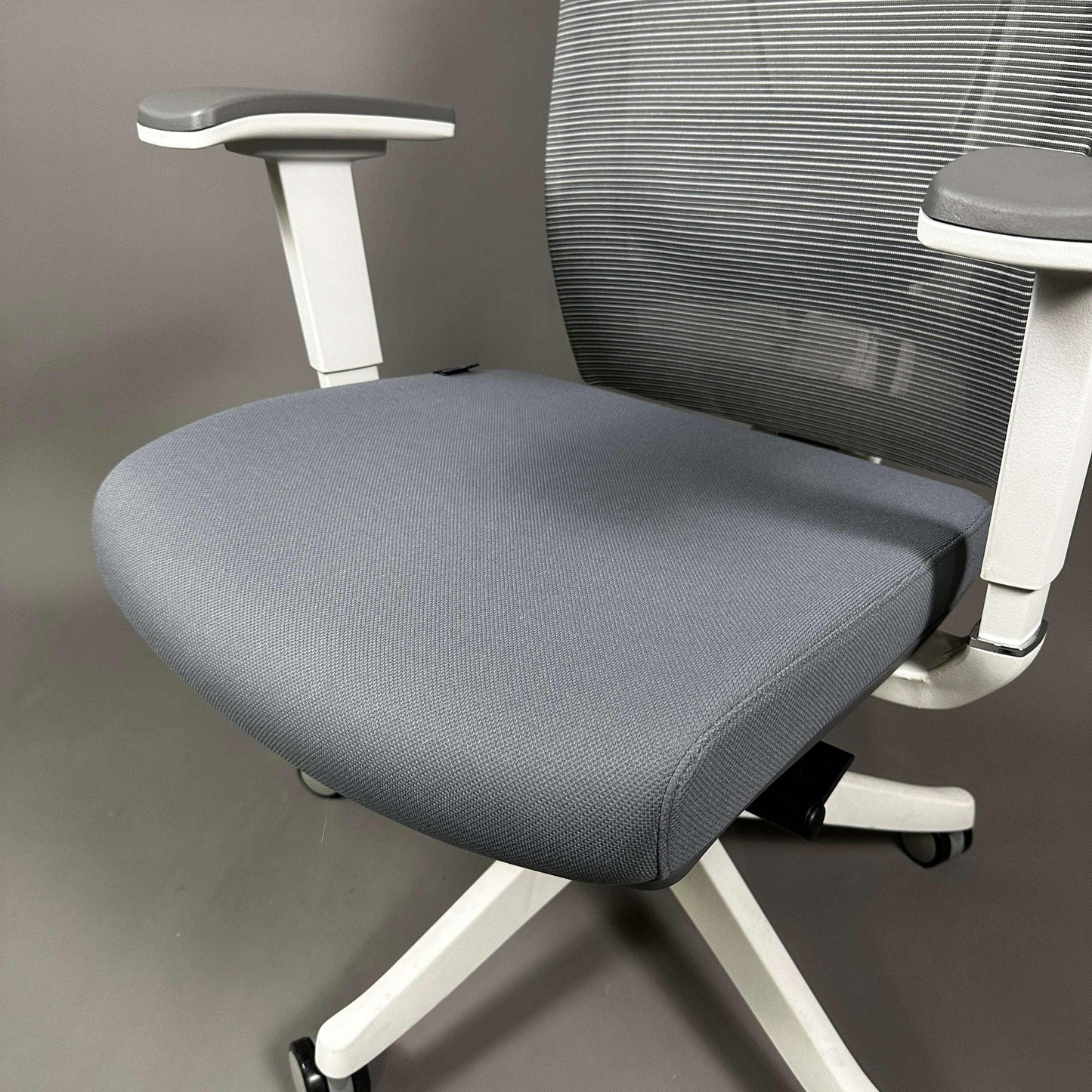 Ergonomischer Bürostuhl Ergo1 in weißem Aluminiumrahmen mit grauem Stoffsitz und Mesh-Rückenlehne, verstellbaren Armlehnen und Kopfstütze