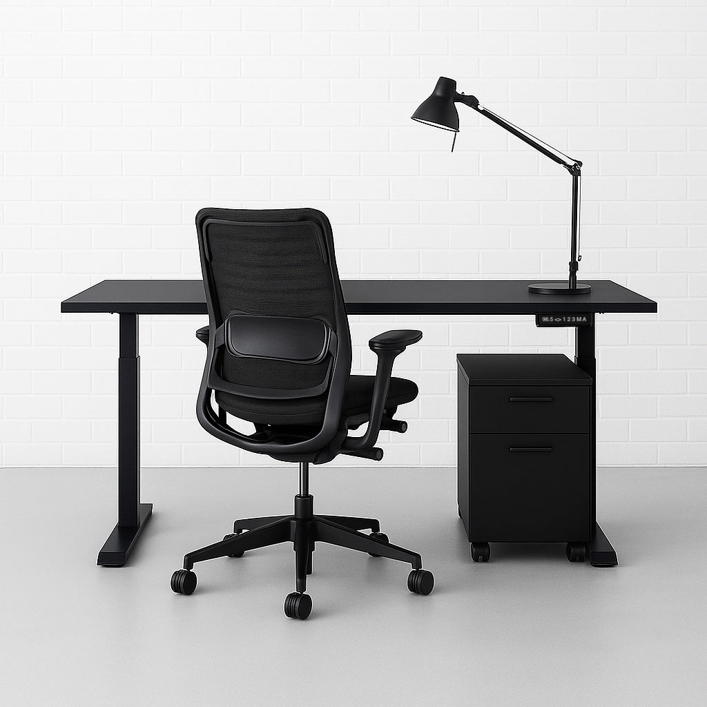 FLEX EHV-2 elektrisch höhenverstellbarer Schreibtisch in schwarz mit ergonomischem Bürostuhl und Schreibtischlampe vor weißer Ziegelwand