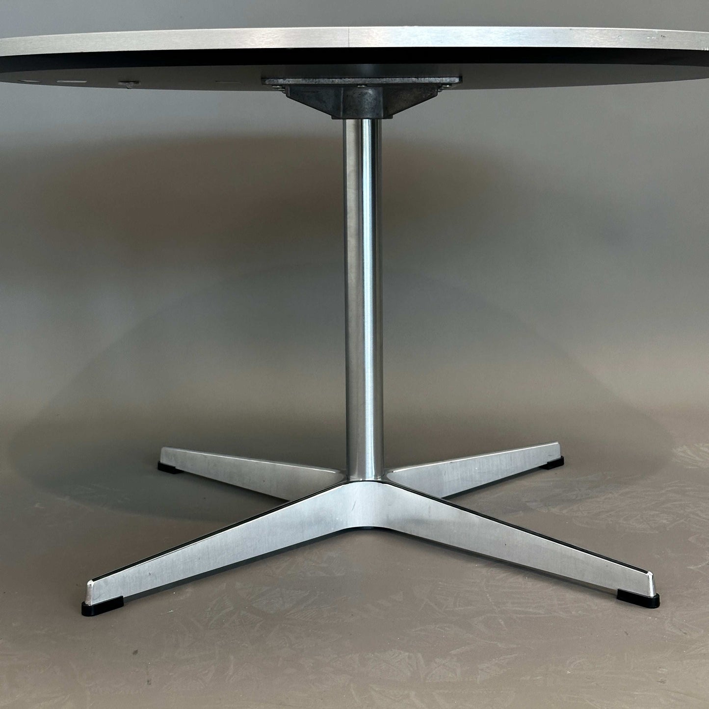 Fritz Hansen Beistellltisch a222 mit schwarzer laminatbeschichteter Tischplatte und Aluminiumgestell, runder Couchtisch D75 H47 cm