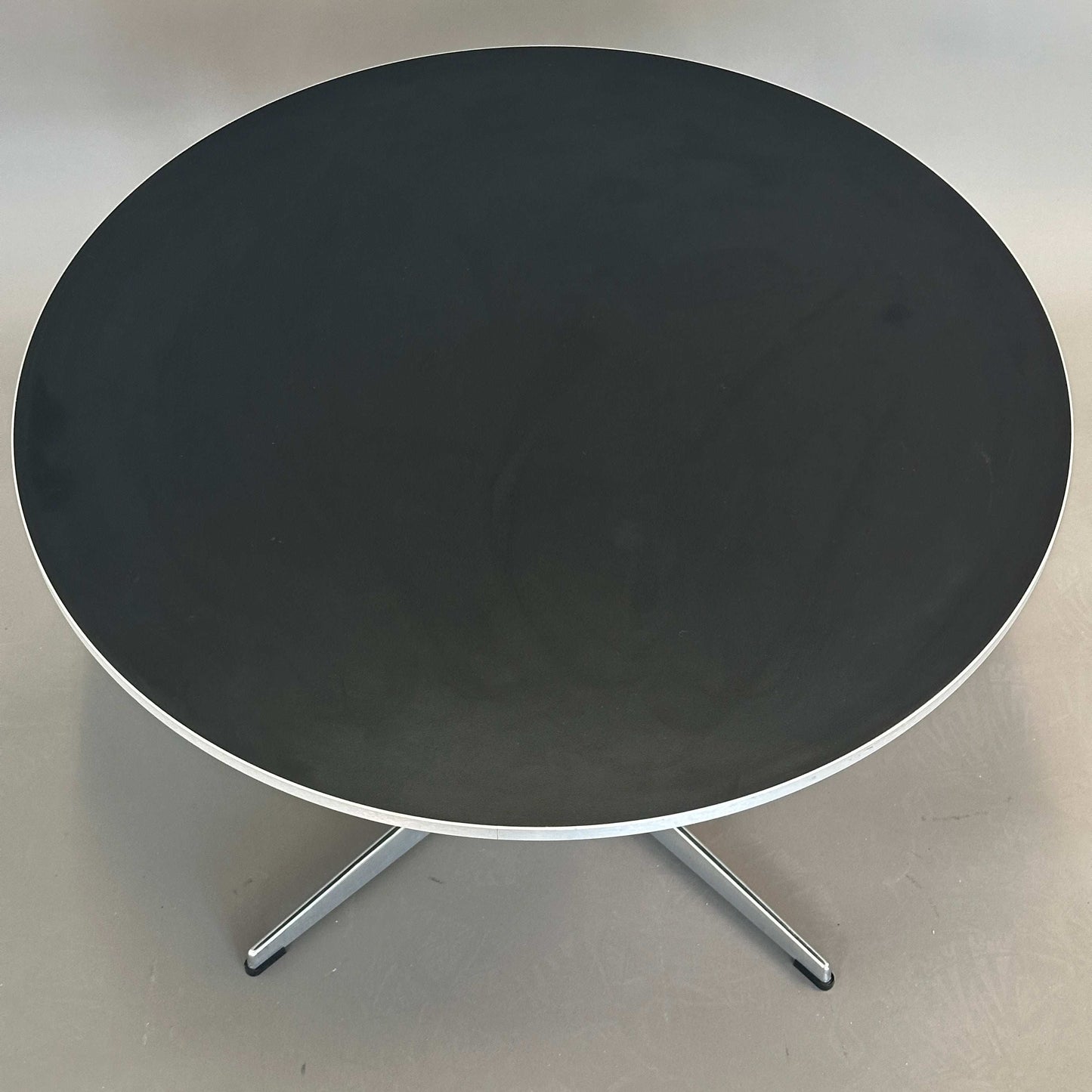 Fritz Hansen Beistellltisch a222 runder Couchtisch mit schwarzer laminatbeschichteter Tischplatte und Aluminiumgestell