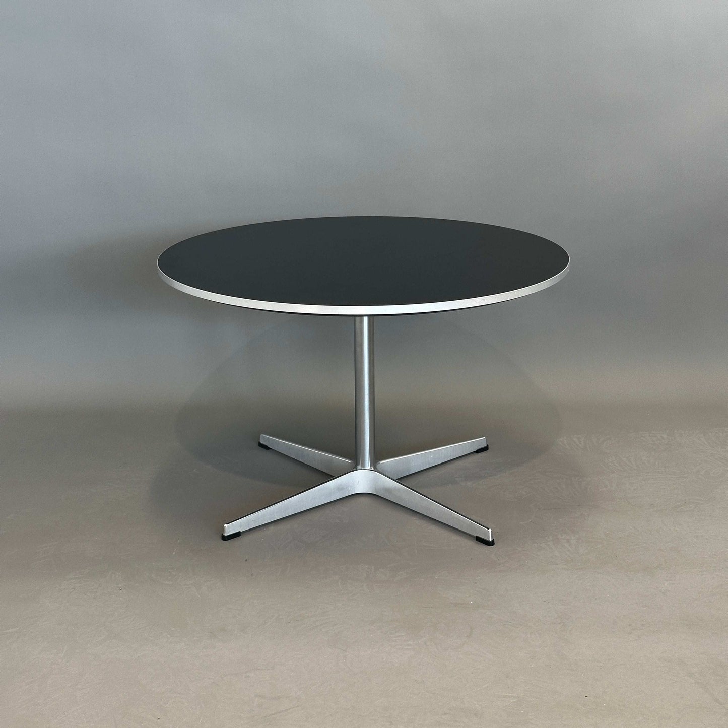Fritz Hansen Beistellltisch a222 runder Kaffeetisch schwarz laminierte Tischplatte mit Aluminiumgestell