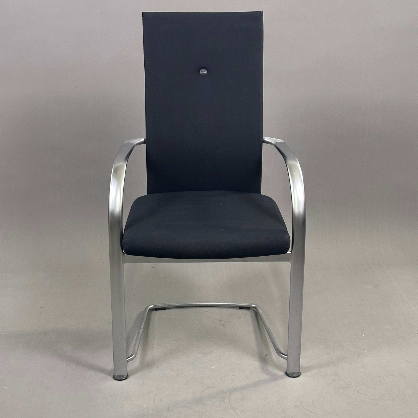 Fritz Hansen Freischwinger Spin Stuhl in schwarz und chrom mit gepolstertem Sitz und Rückenlehne