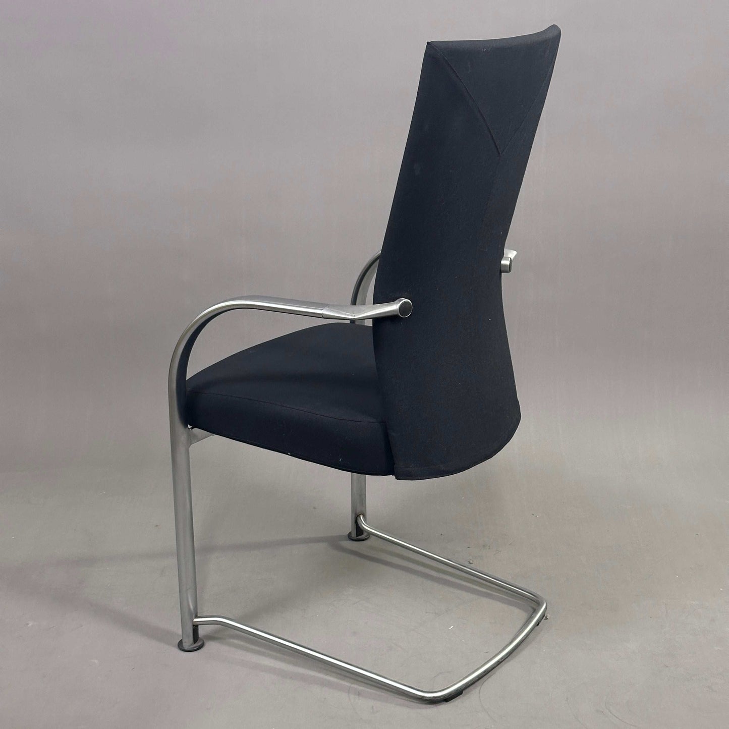 Fritz Hansen Freischwinger Spin Stuhl in Schwarz mit chromfarbenem Gestell