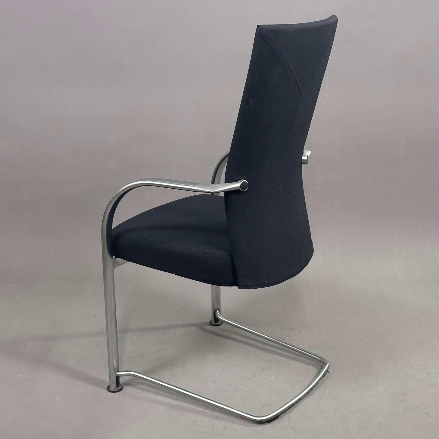 Fritz Hansen Freischwinger Spin Stuhl in Schwarz mit chromfarbenem Gestell