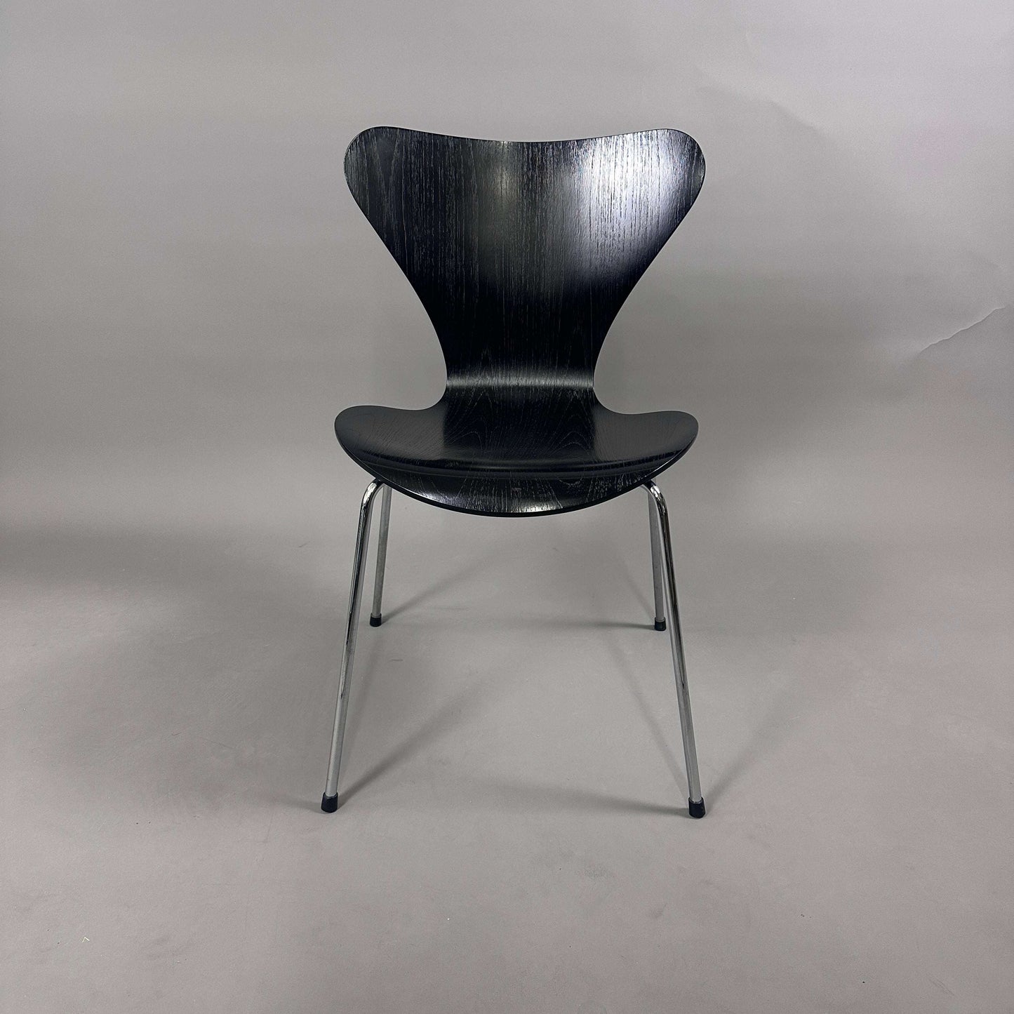 Fritz Hansen Serie 7 Stapelstuhl schwarz lasiertes Holz Sitzschale mit Chromuntergestell neuwertig