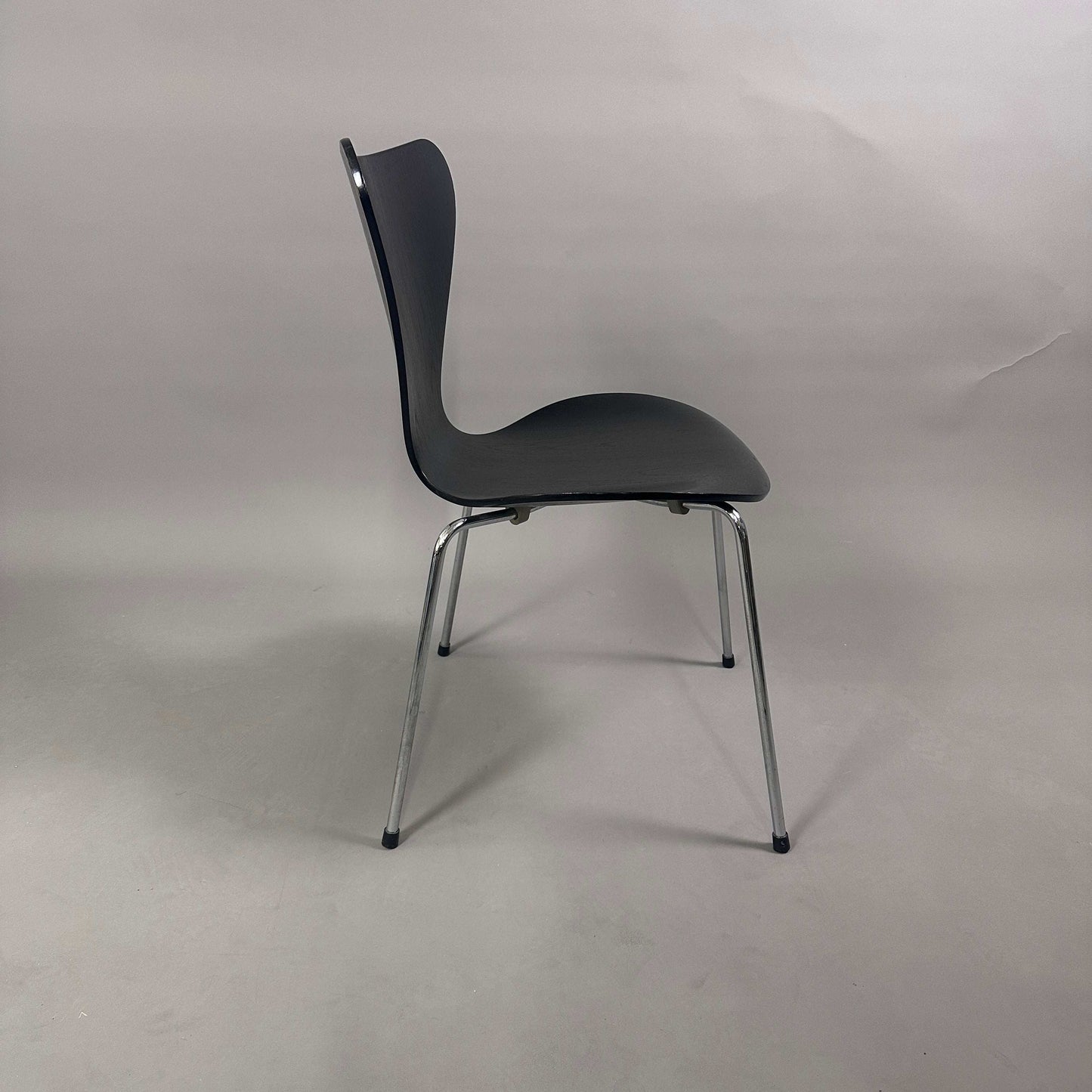 Fritz Hansen Serie 7 Stapelstuhl mit schwarz lasierter Holzsitzschale und Chromgestell, neuwertig