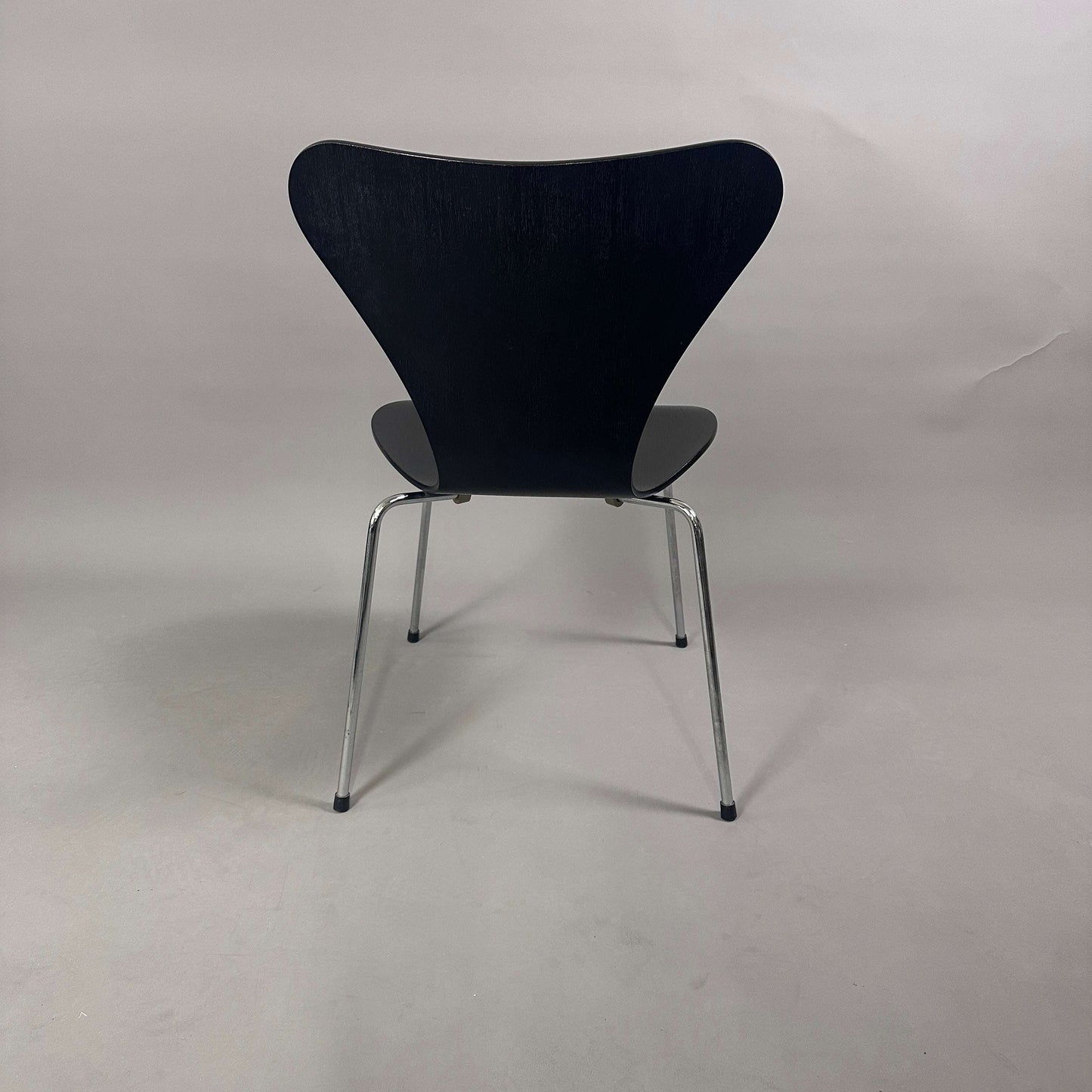 Fritz Hansen Serie 7 Stapelstuhl mit schwarz lasierter Holzsitzschale und chrom Untergestell, neuwertig