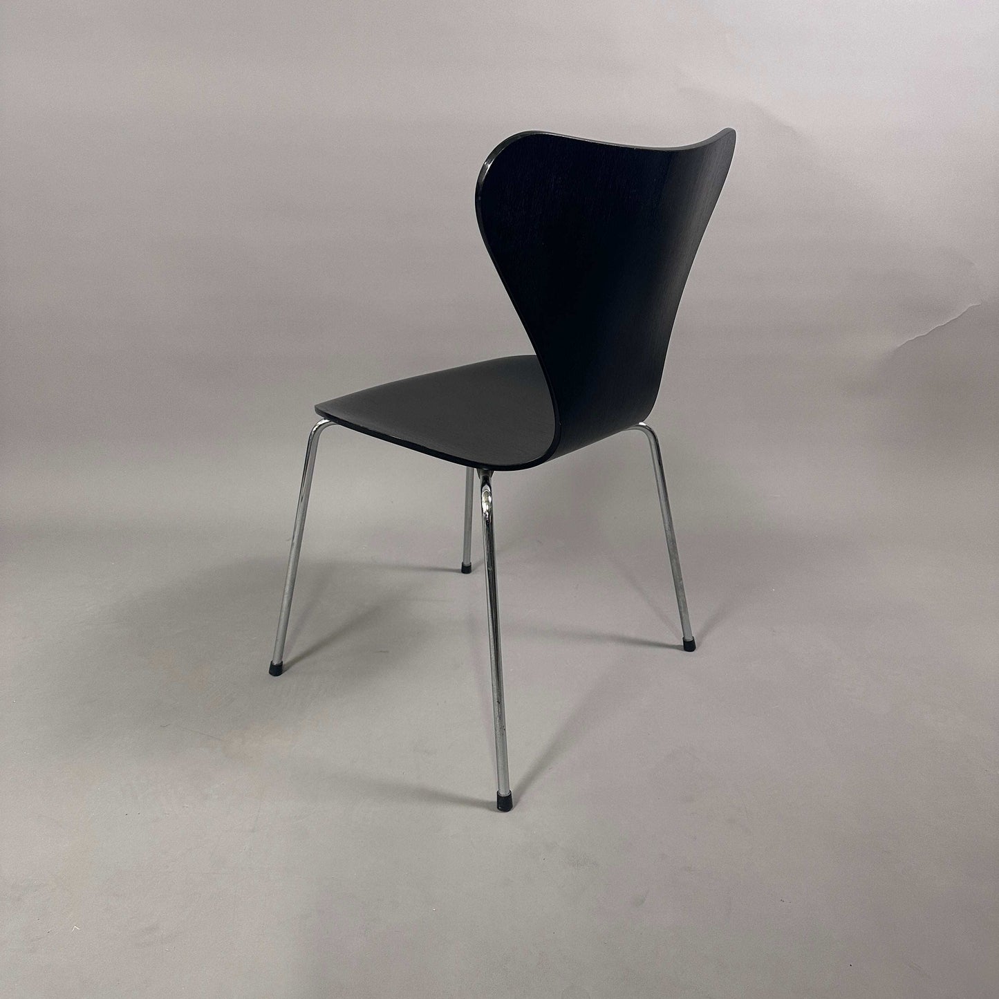 Fritz Hansen Serie 7 Stapelstuhl mit schwarz lasierter Holz-Sitzschale und chromfarbenem Untergestell, neuwertig