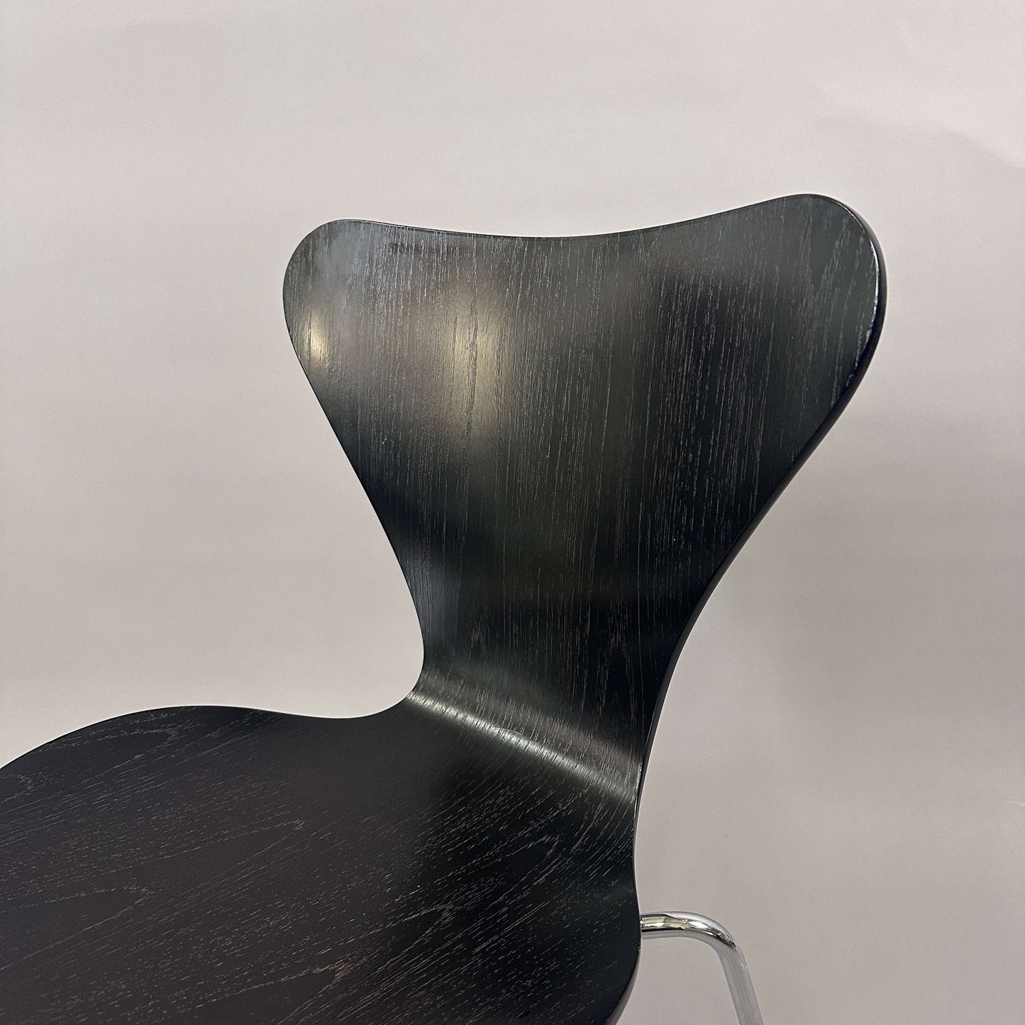Fritz Hansen Serie 7 Stapelstuhl mit schwarz lasierter Holzsitzschale und chromfarbenem Untergestell, neuwertig