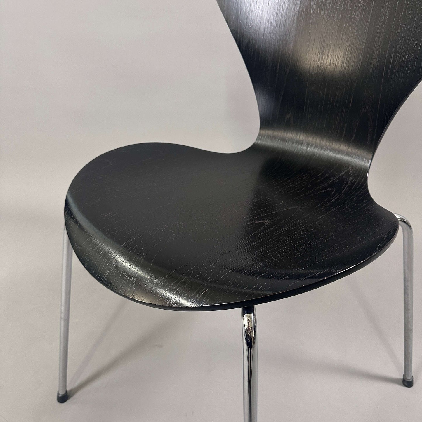 Fritz Hansen Serie 7 Stapelstuhl mit schwarz lasierter Holzsitzschale und Chromuntergestell, neuwertig