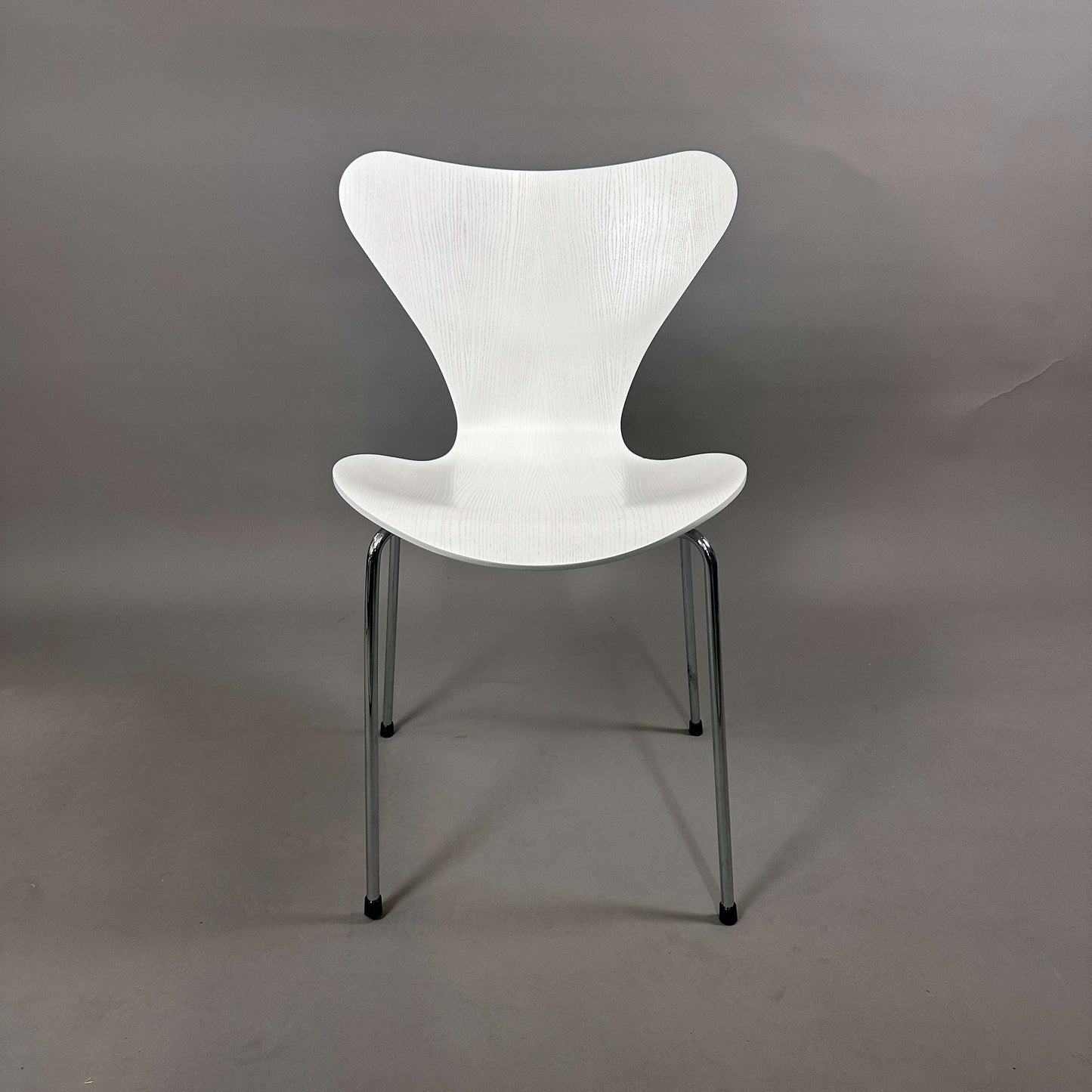 Fritz Hansen Serie 7 Stapelstuhl mit weiß lasierter Holzschale und chromgestell, neuwertig