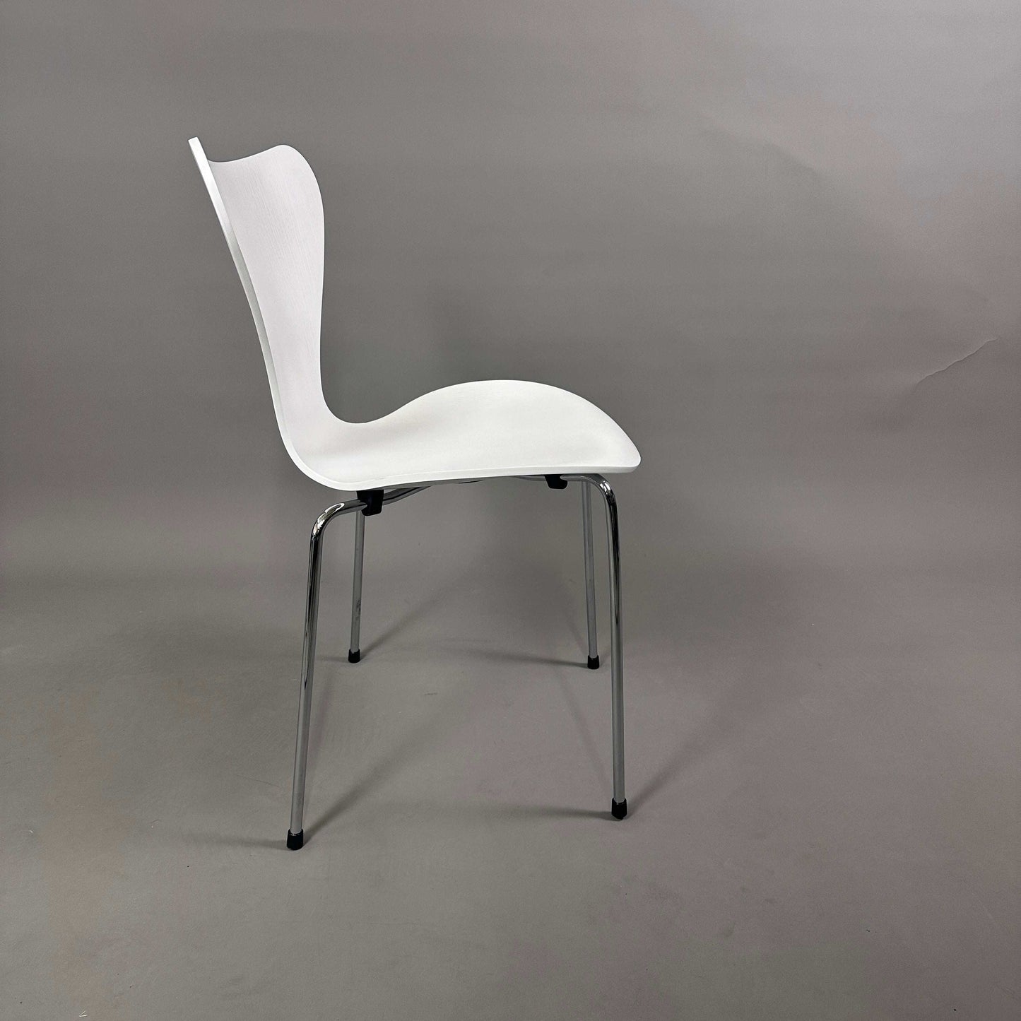 weißer Fritz Hansen Serie 7 Stapelstuhl mit weiß lasierter Holzsitzschale und Chromgestell, neuwertig