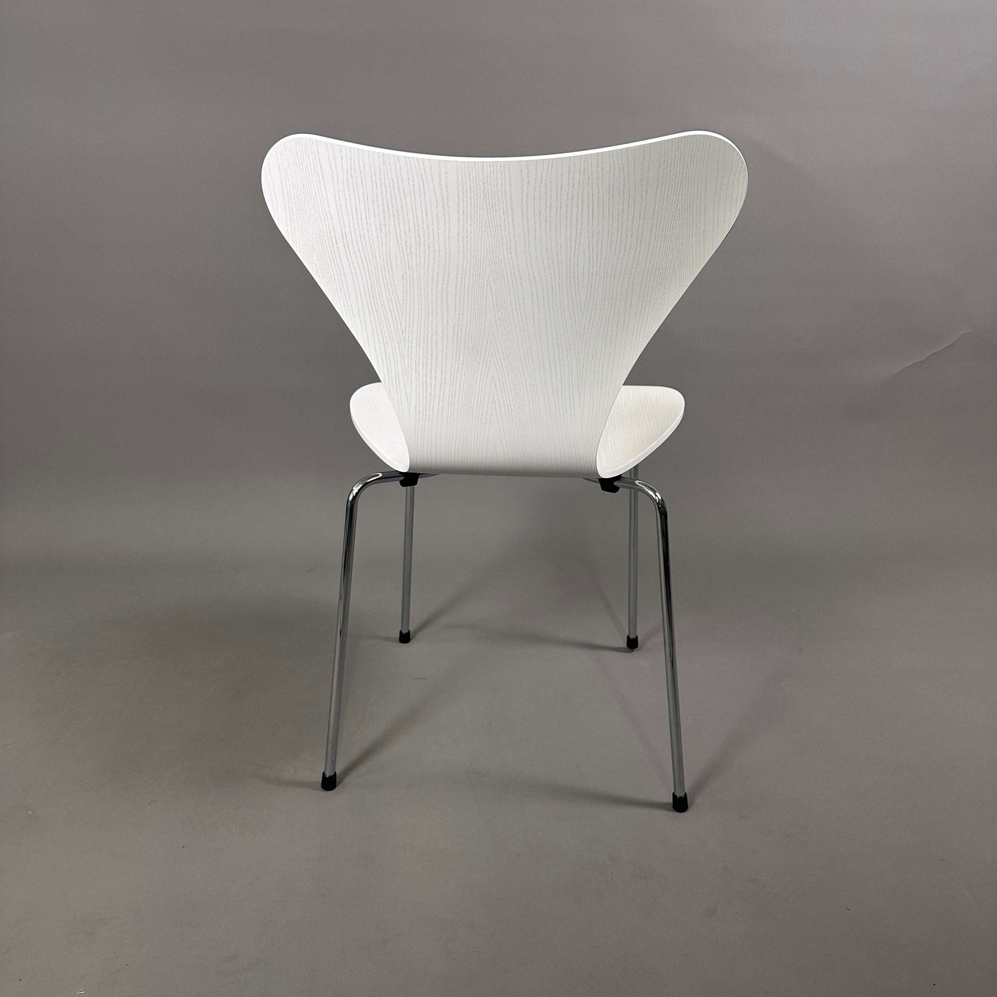 Fritz Hansen Serie 7 Stapelstuhl mit weiß lasierter Holzsitzschale und Chromgestell, neuwertig