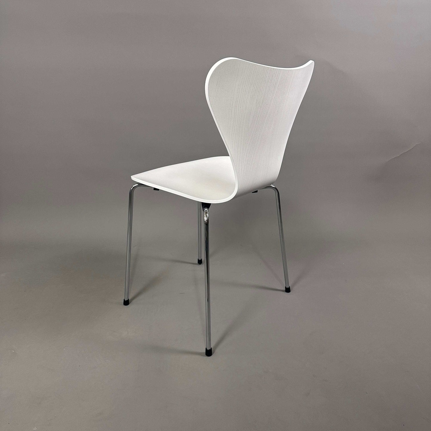 Fritz Hansen Serie 7 Stapelstuhl mit weiß lasierter Holzsitzschale und Chromgestell, neuwertig.