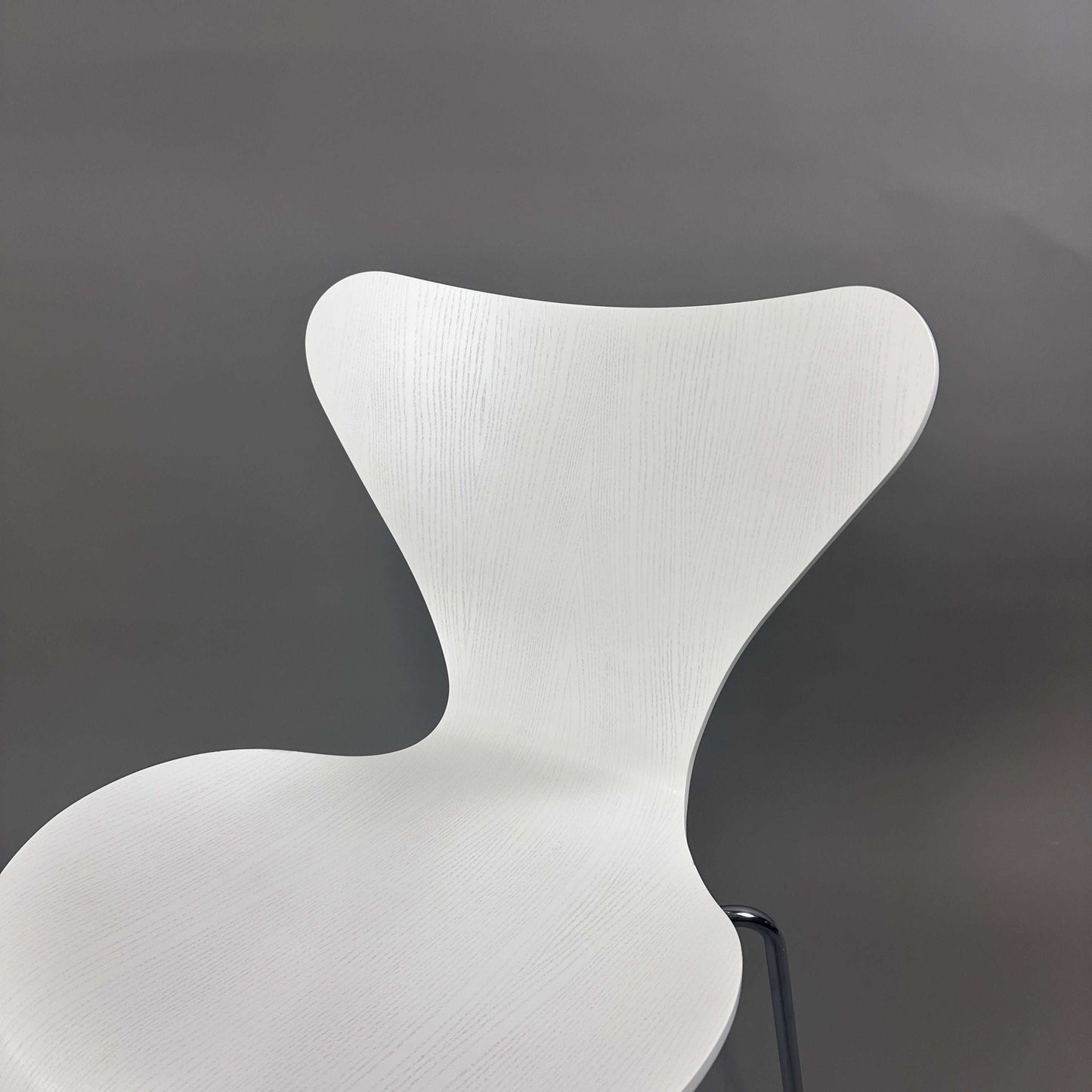 Fritz Hansen Serie 7 Stapelstuhl mit weiß lasierter Holzsitzschale und Chromgestell, neuwertig