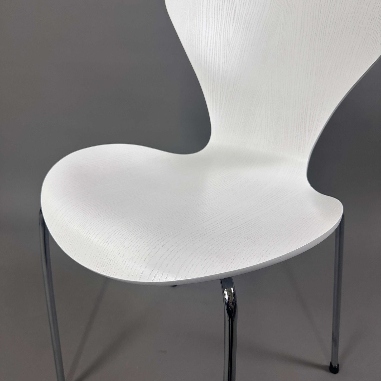 Fritz Hansen Serie 7 Stapelstuhl mit weiß lasierter Holzsitzschale und Chromgestell, neuwertig