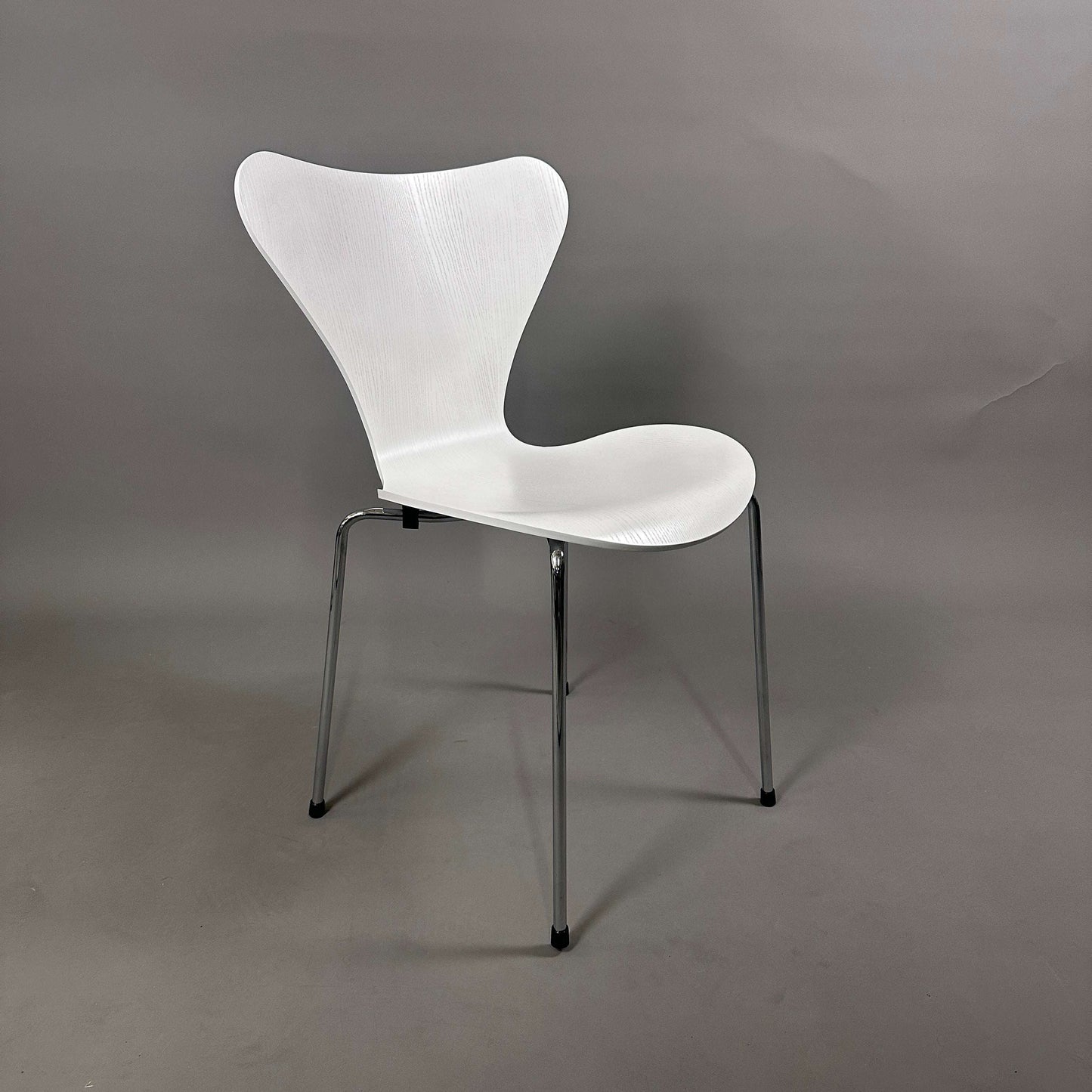 Fritz Hansen Serie 7 Stapelstuhl mit weiß lasierter Holzsitzschale und Chromgestell, neuwertig