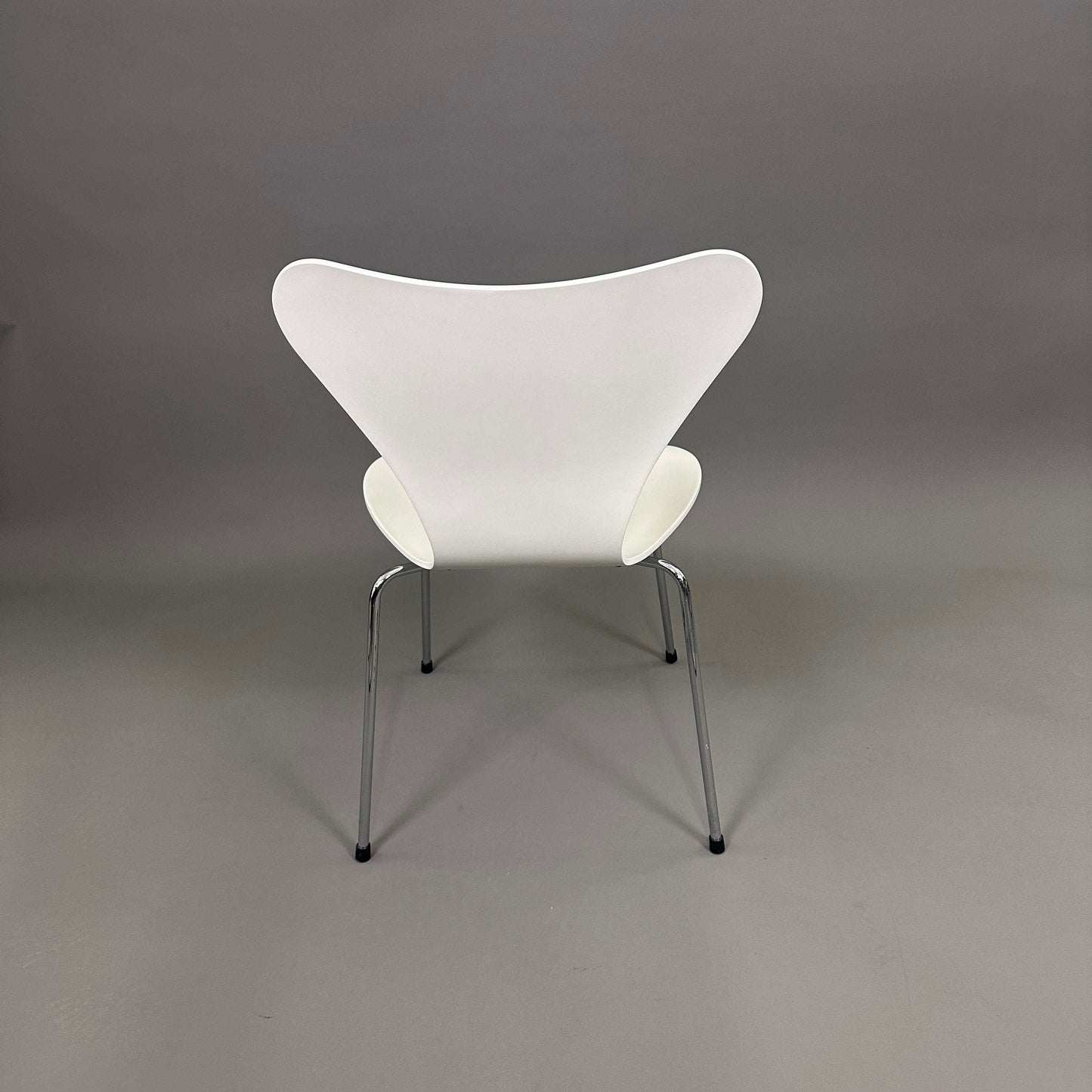 Fritz Hansen Serie 7 white stackable chair with white lacquered wood seat and chrome legs