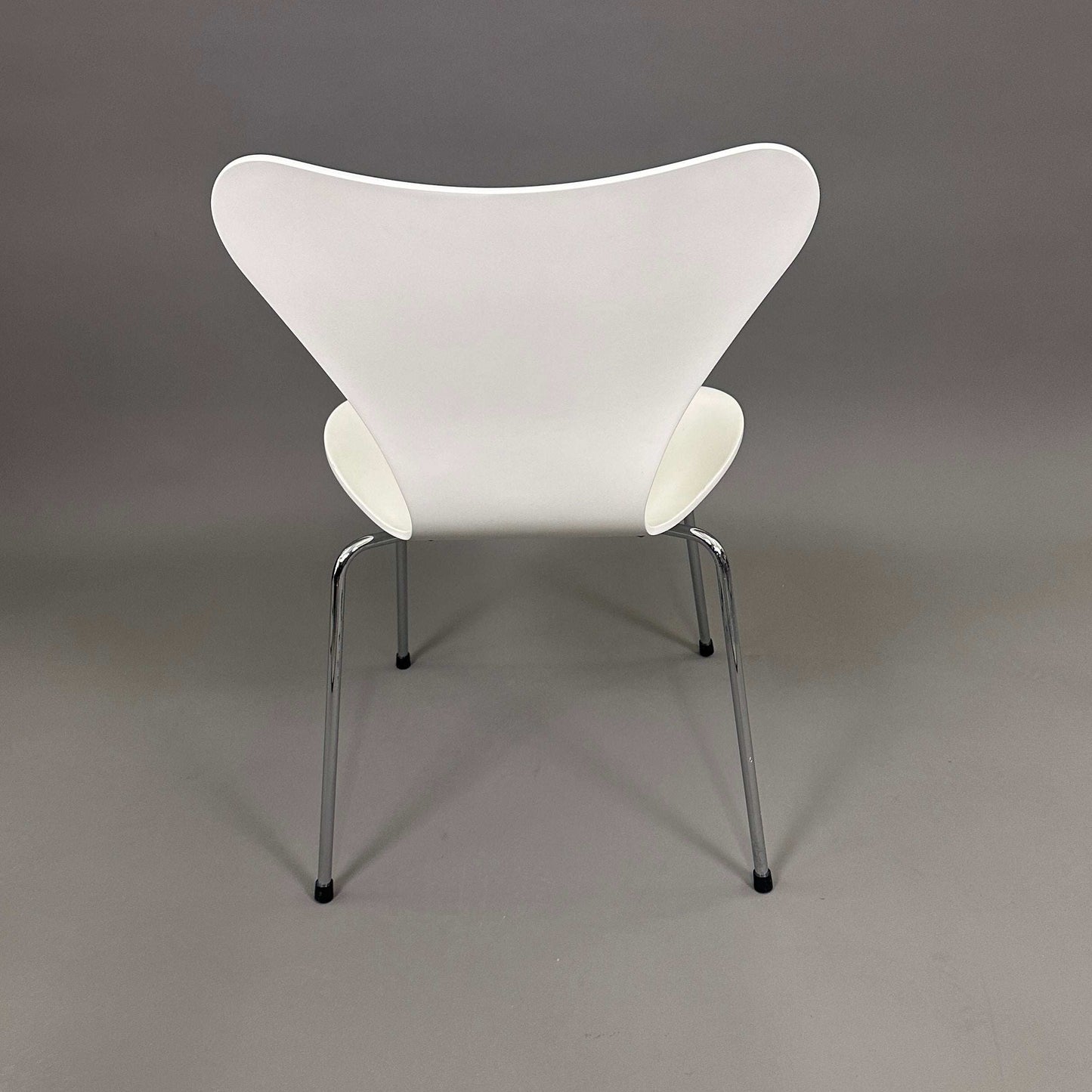 Fritz Hansen Serie 7 white stackable chair with white lacquered wood seat and chrome legs