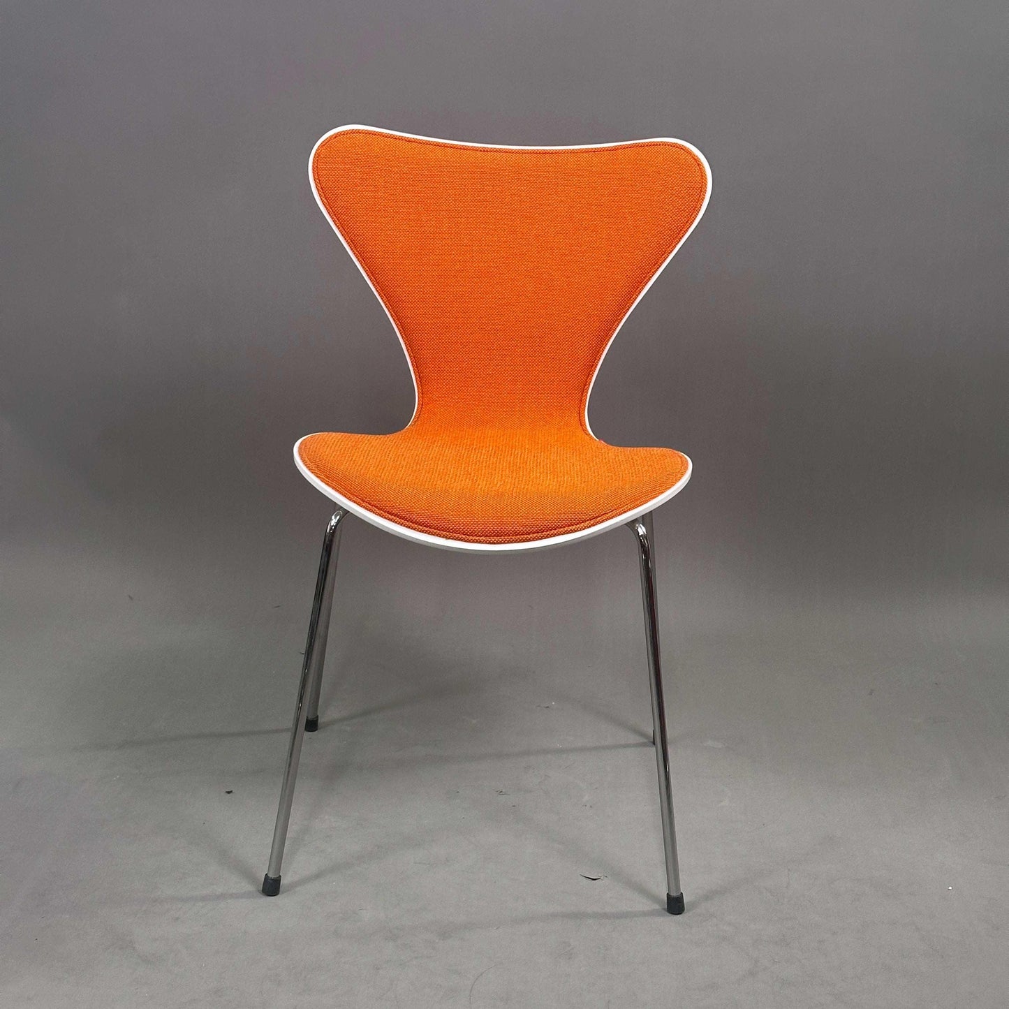 Fritz Hansen Serie 7 Stapelstuhl mit weißer Holzschale und orangefarbener Polsterung, Chromgestell