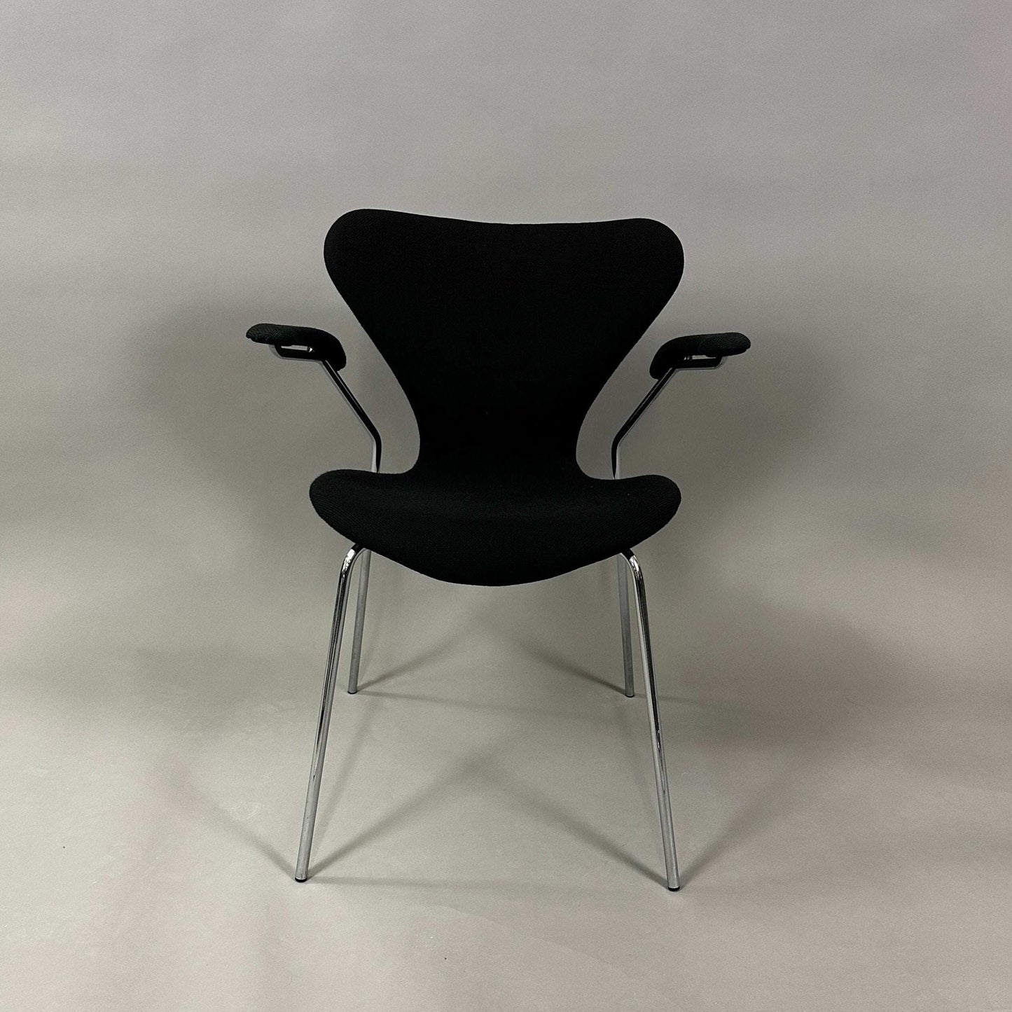 Fritz Hansen Serie 7 Stuhl mit gepolsterter schwarzer Stoffsitzfläche und verchromtem Stahlrohrgestell mit Armlehnen