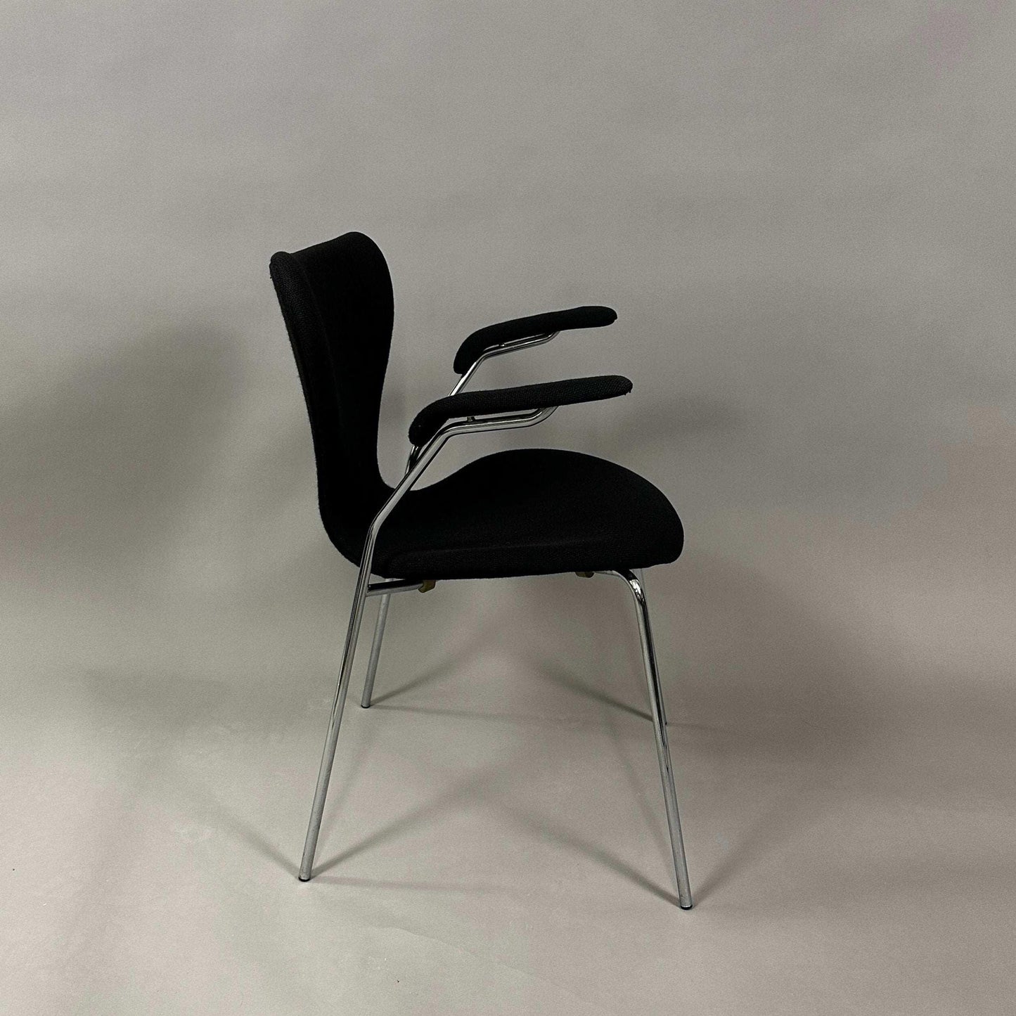 Fritz Hansen Serie 7 gepolsterter Stuhl schwarz mit verchromtem Stahlrohrgestell und Armlehnen