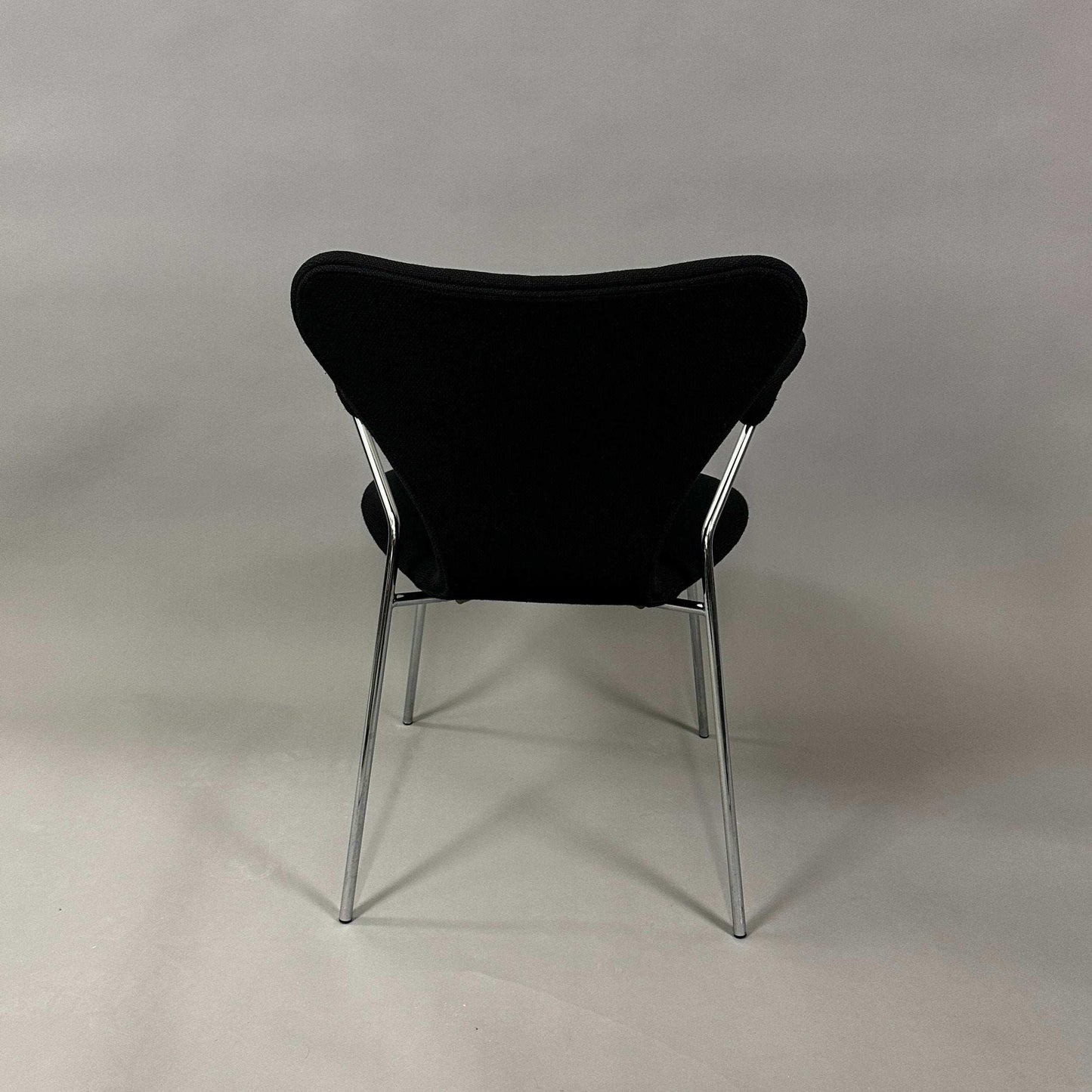 Fritz Hansen Serie 7 Stuhl gepolstert schwarz mit verchromtem Stahlrohrgestell und Armlehnen