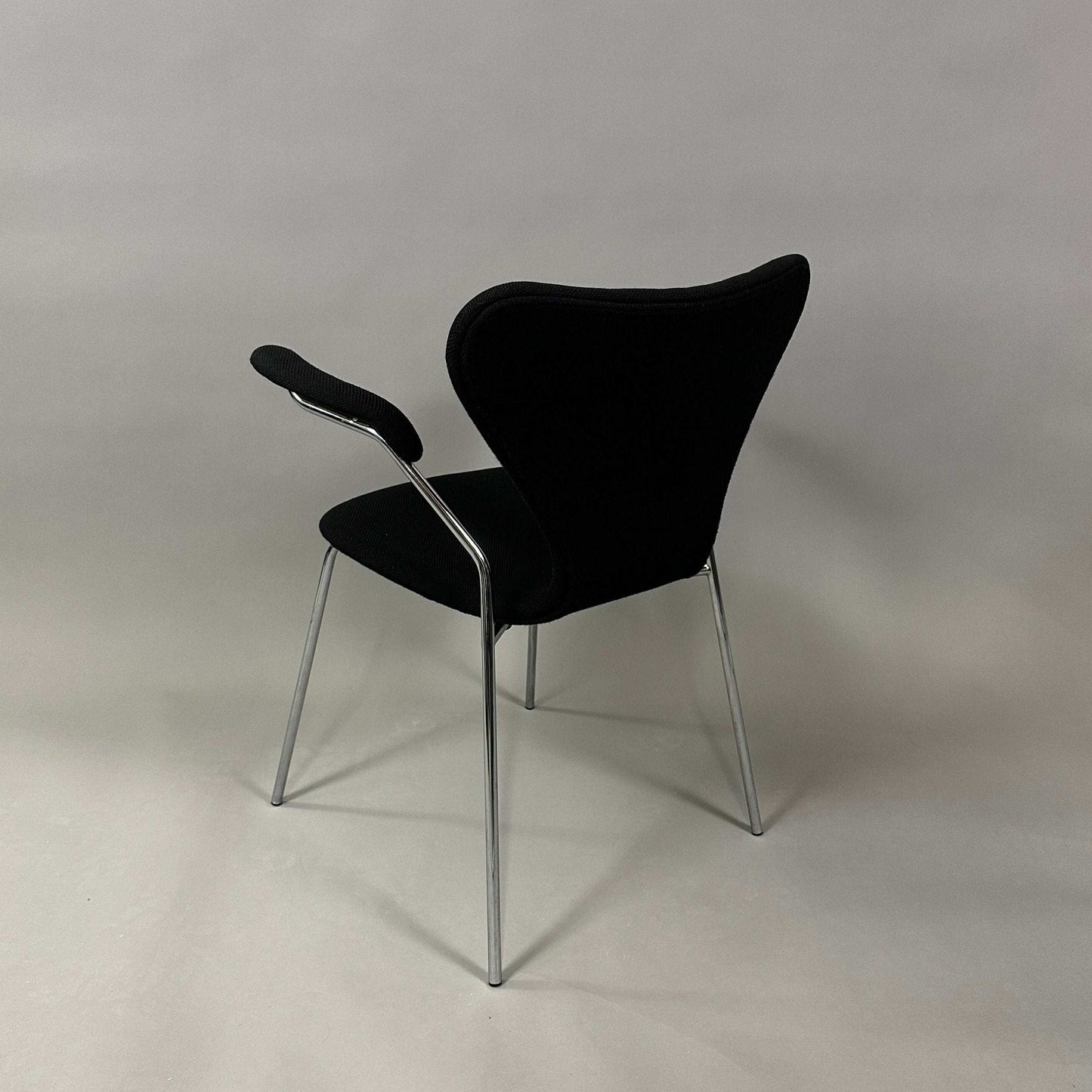 Fritz Hansen Serie 7 Stuhl mit schwarzer Polsterung und verchromtem Stahlrohrgestell