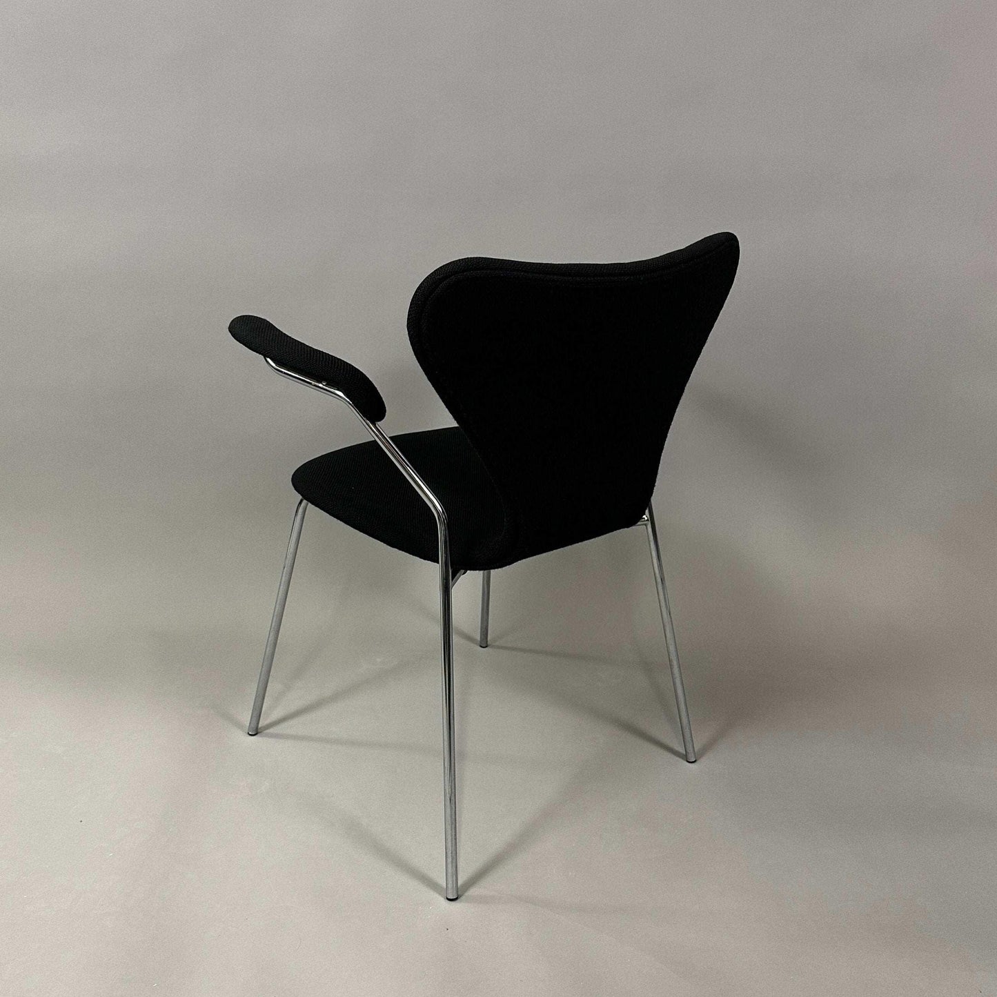 Fritz Hansen Serie 7 Stuhl mit schwarzer Polsterung und verchromtem Stahlrohrgestell