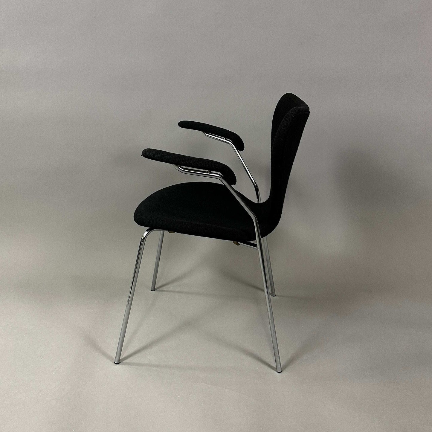 Fritz Hansen Serie 7 gepolsterter schwarzer Stuhl mit Stoffbezug und verchromtem Stahlrohrgestell