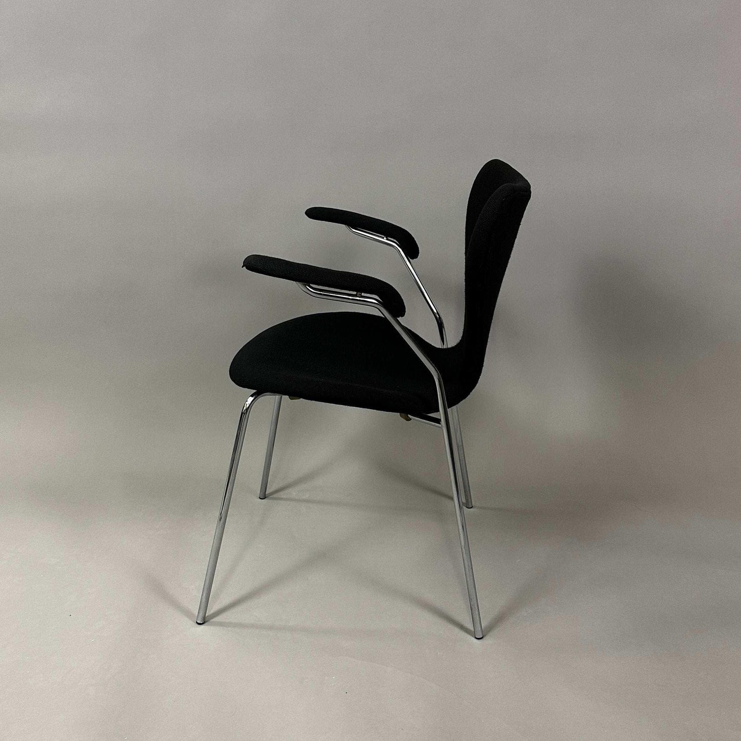 Fritz Hansen Serie 7 gepolsterter schwarzer Stuhl mit Stoffbezug und verchromtem Stahlrohrgestell