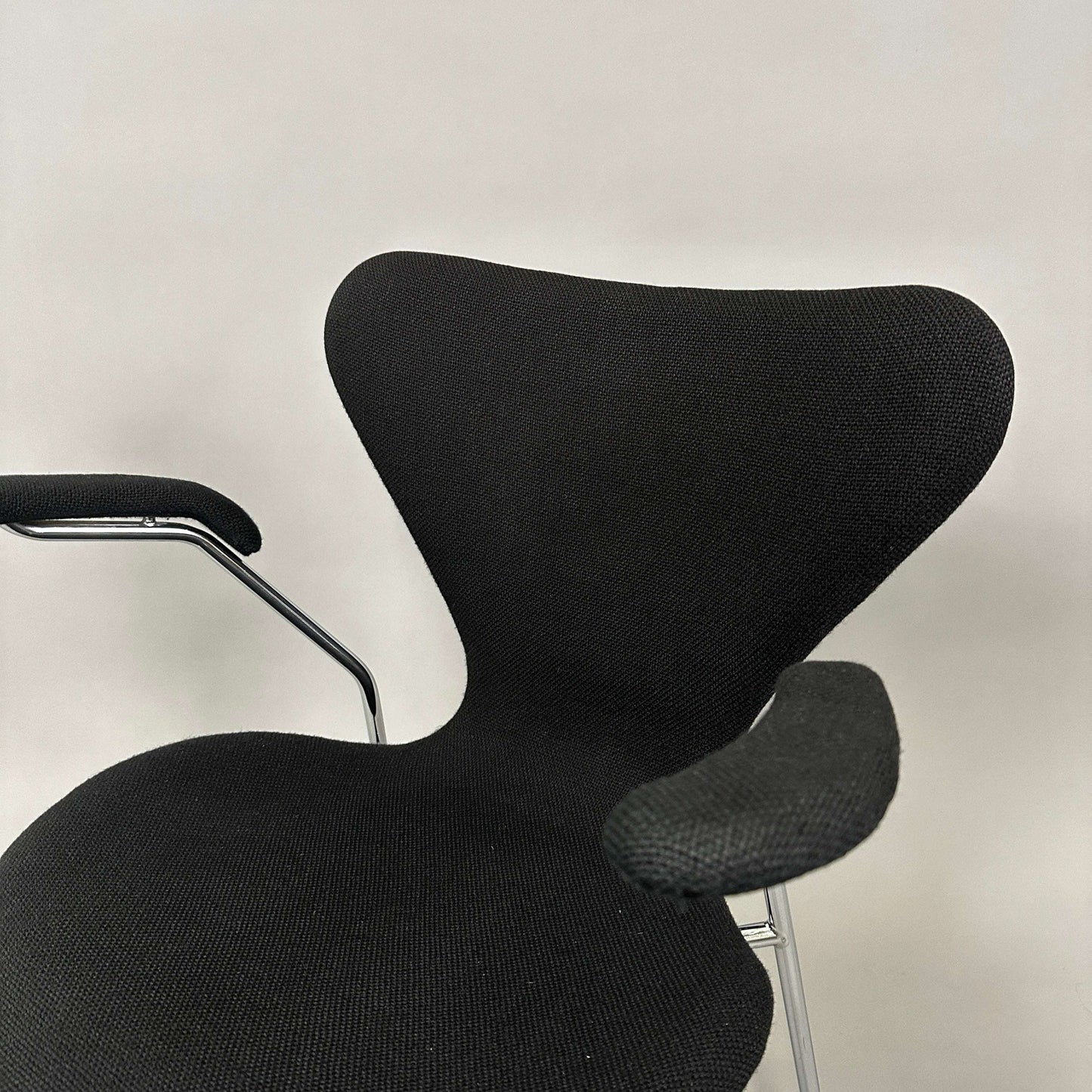 Fritz Hansen Serie 7 Stuhl gepolstert schwarz mit Stoffbezug und verchromtem Stahlrohrgestell