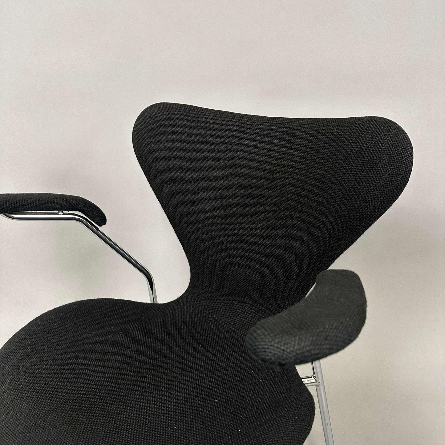 Fritz Hansen Serie 7 Stuhl gepolstert schwarz mit Stoffbezug und verchromtem Stahlrohrgestell
