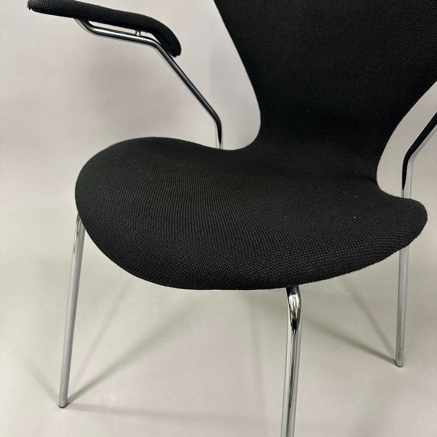 Fritz Hansen Serie 7 Stuhl gepolstert schwarz mit verchromtem Stahlrohrgestell und Armlehnen