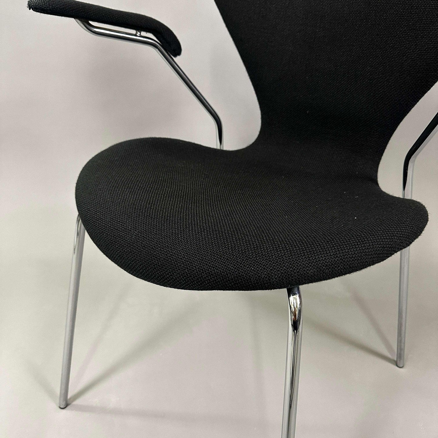 Fritz Hansen Serie 7 Stuhl gepolstert schwarz mit verchromtem Stahlrohrgestell und Armlehnen